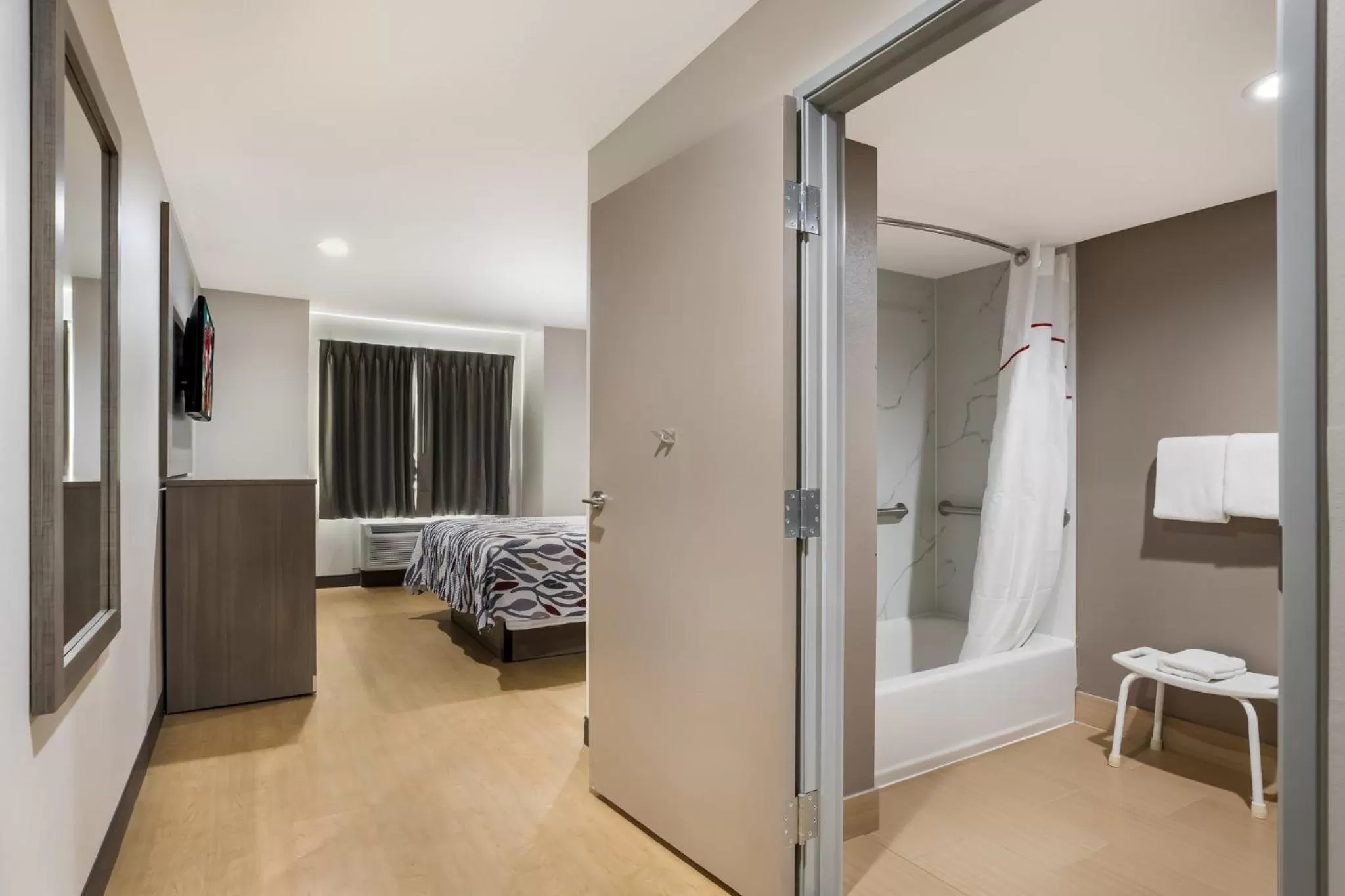 Photo of the whole room, Bed in Red Roof Inn Sulphur