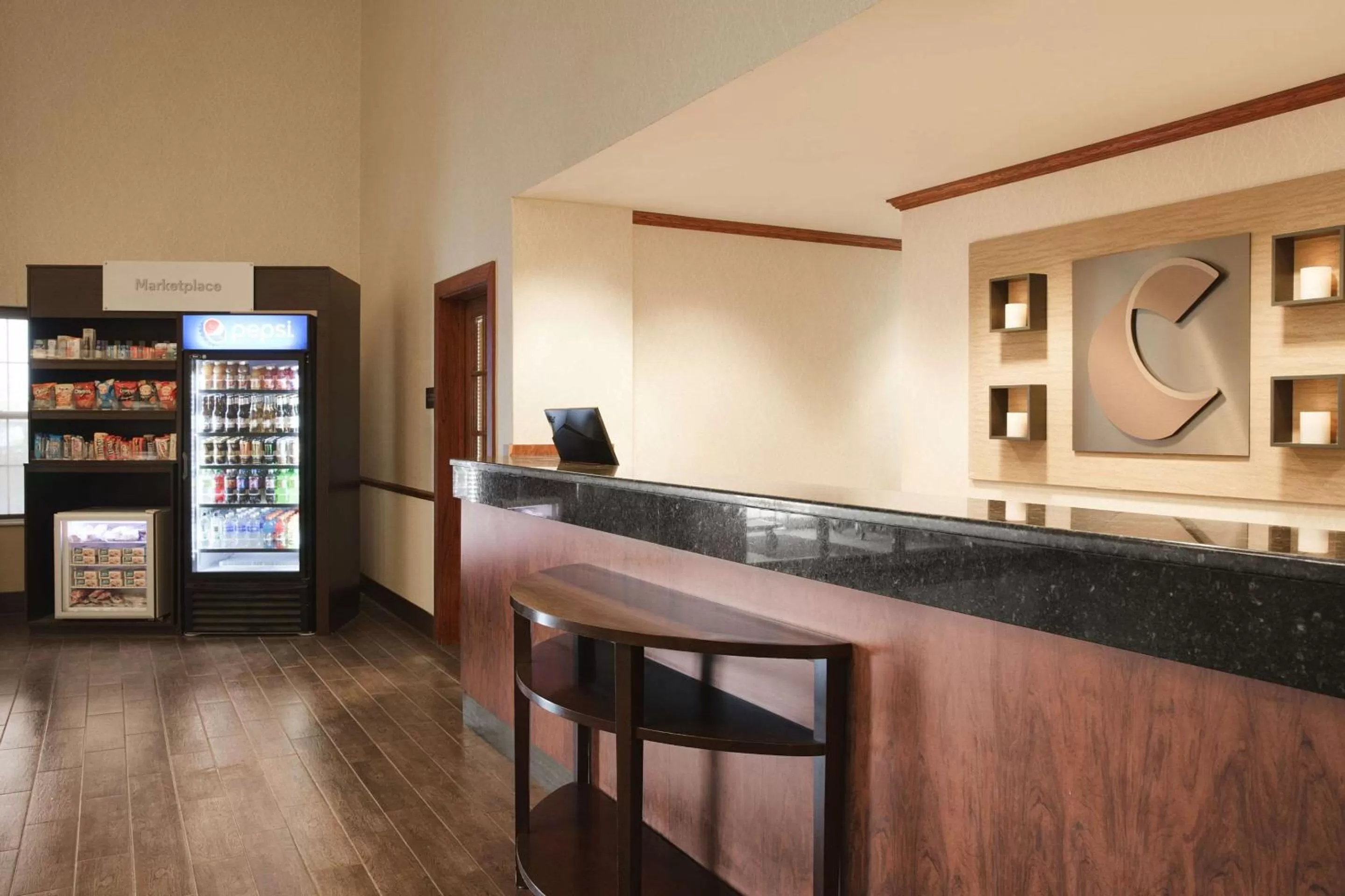 Lobby or reception in Comfort Suites Milwaukee Airport