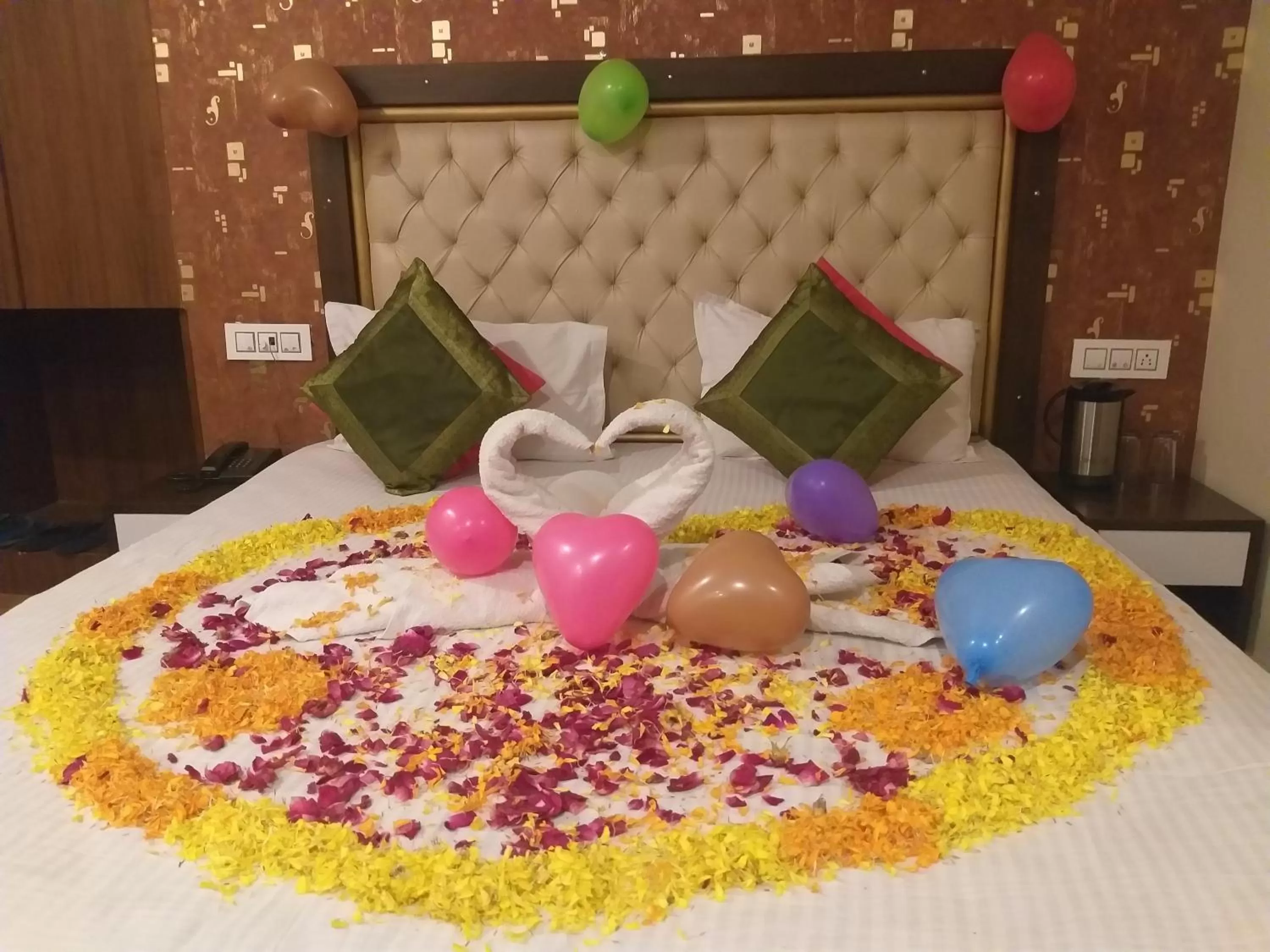 Food and drinks, Bed in Hotel Ambika Resort Manali