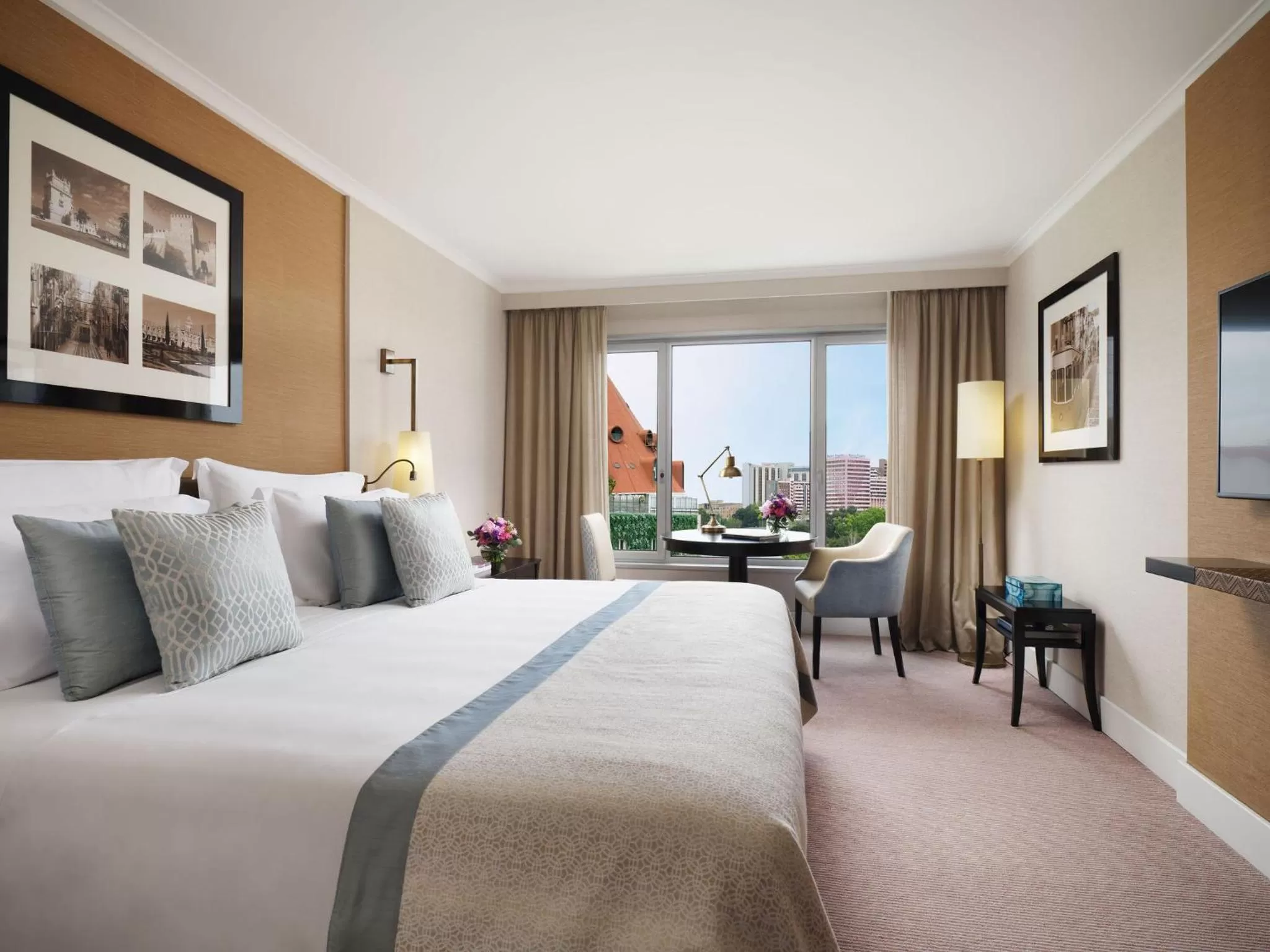 Deluxe King Room with City View in Corinthia Lisbon