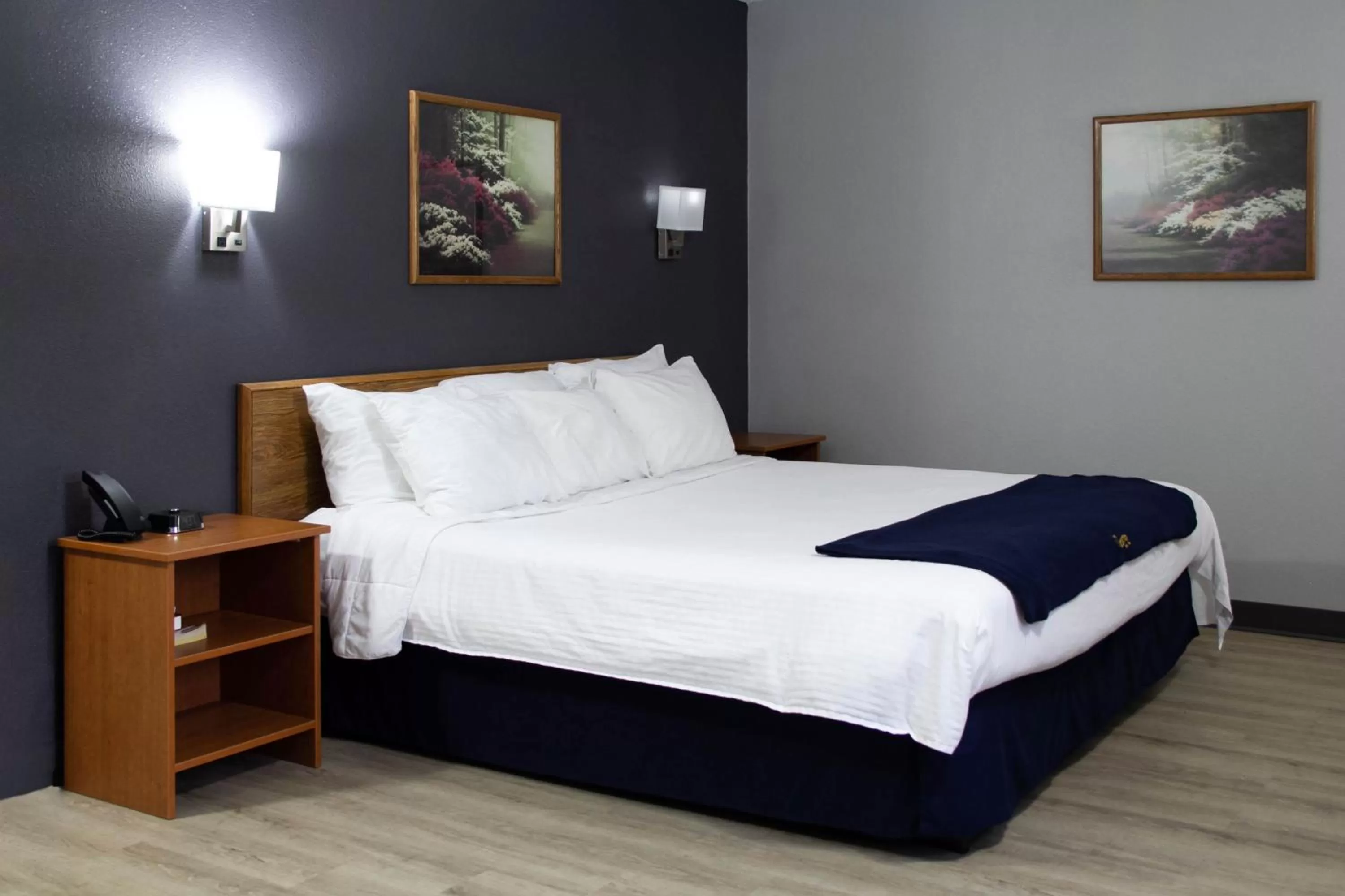Bed in New Victorian Inn & Suites-Norfolk