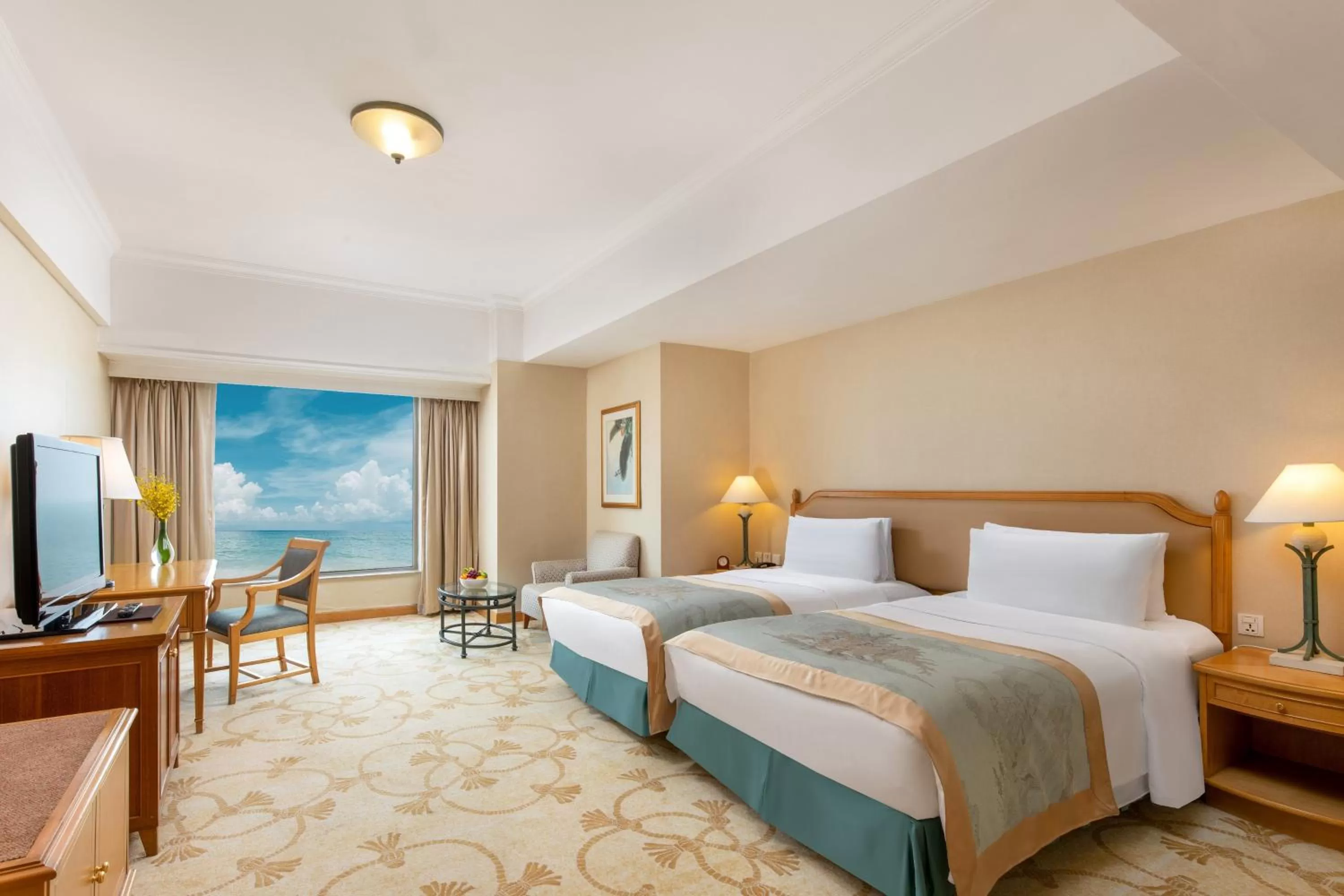 Photo of the whole room, Bed in Shangri-La Beihai