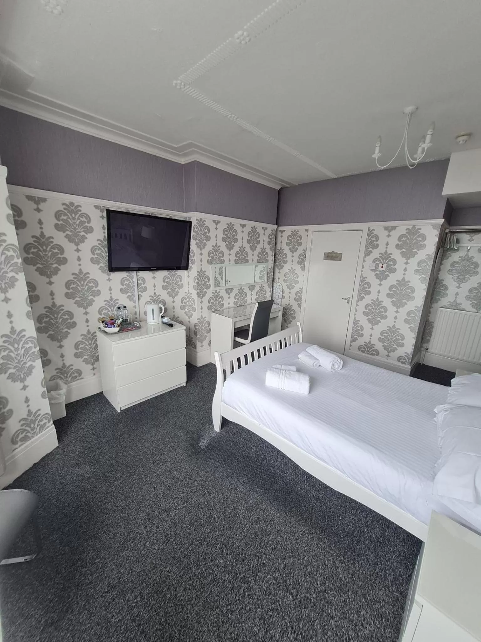 Coffee/tea facilities, Bed in Queens Plaza Hotel