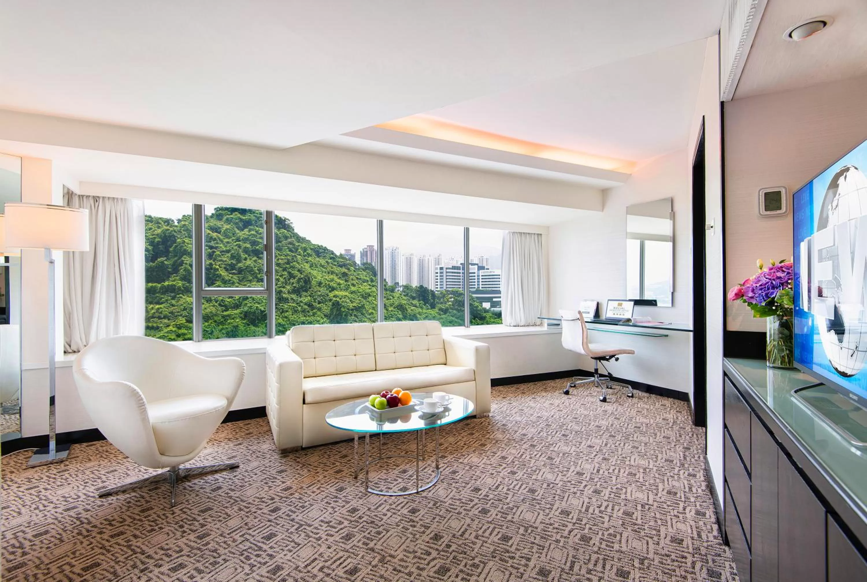 Living room in Regal Riverside Hotel