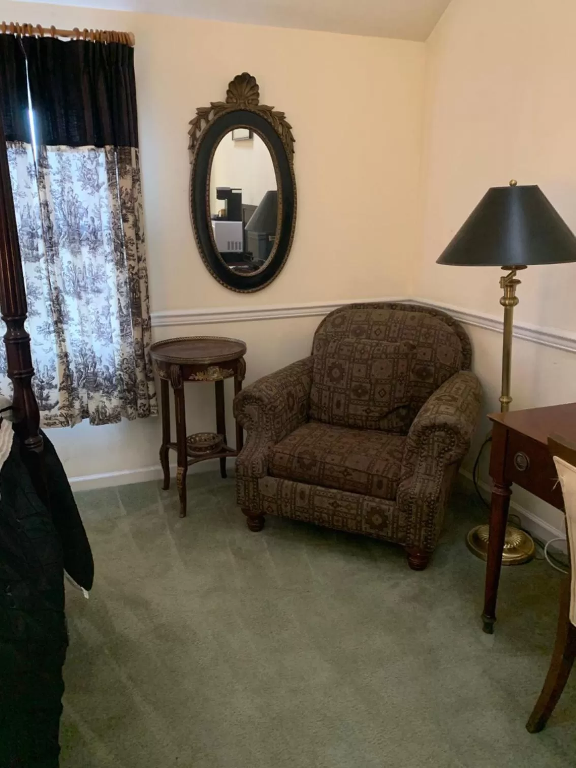 Seating area in The Inn at Benicia Bay