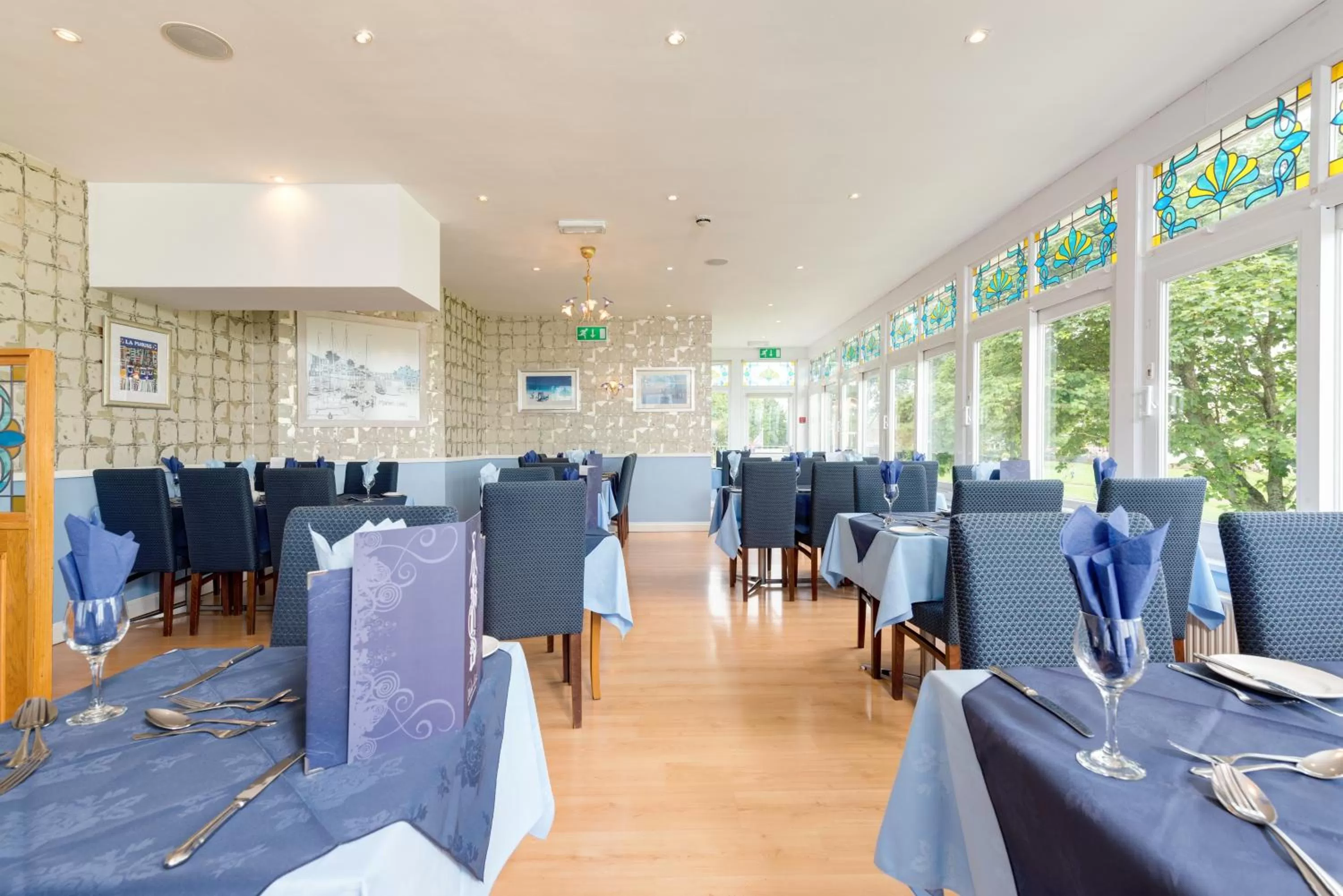 Restaurant/places to eat in Marine Hotel