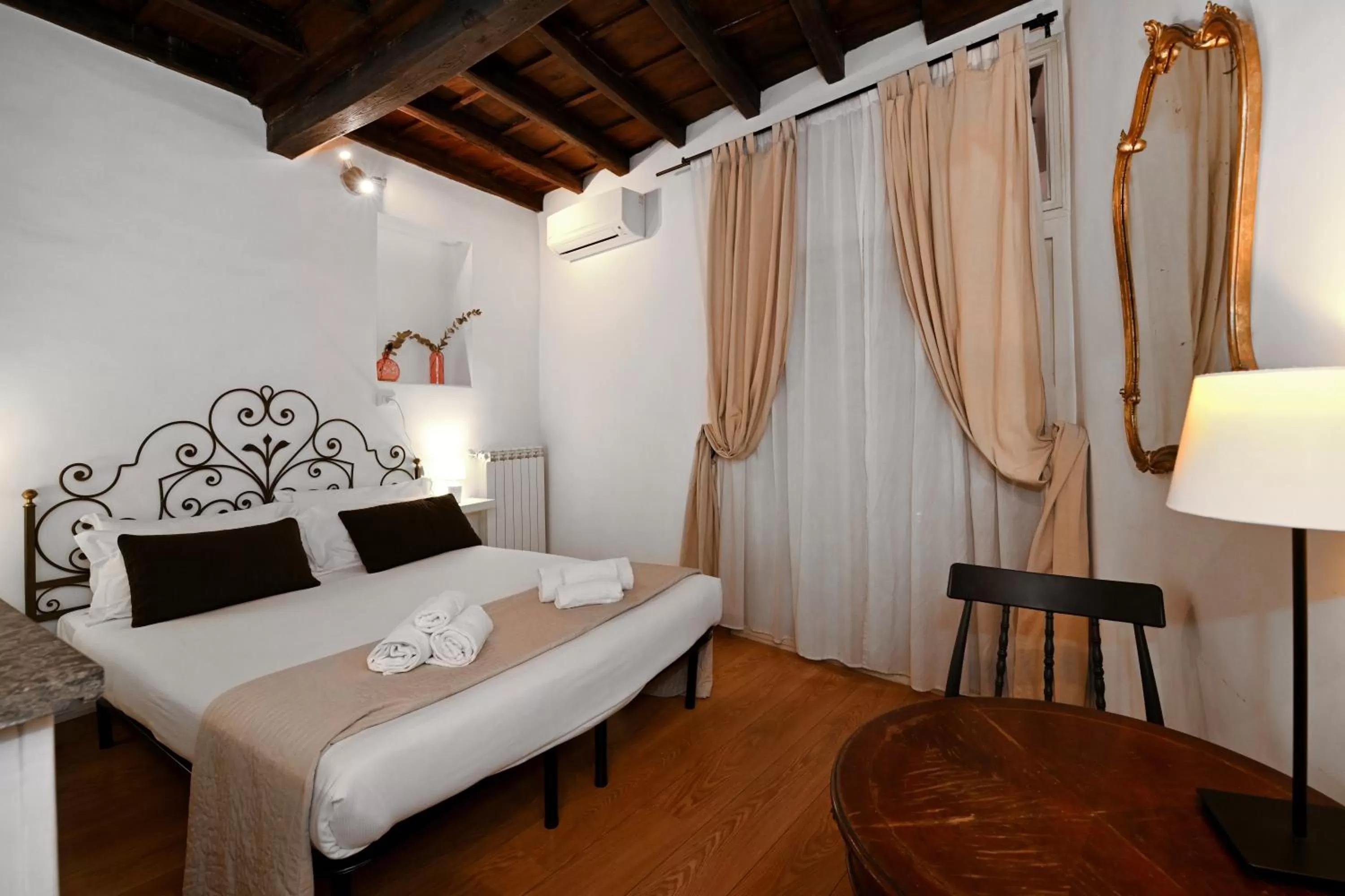 Bed in Sangallo Rooms - Residenze Romanae