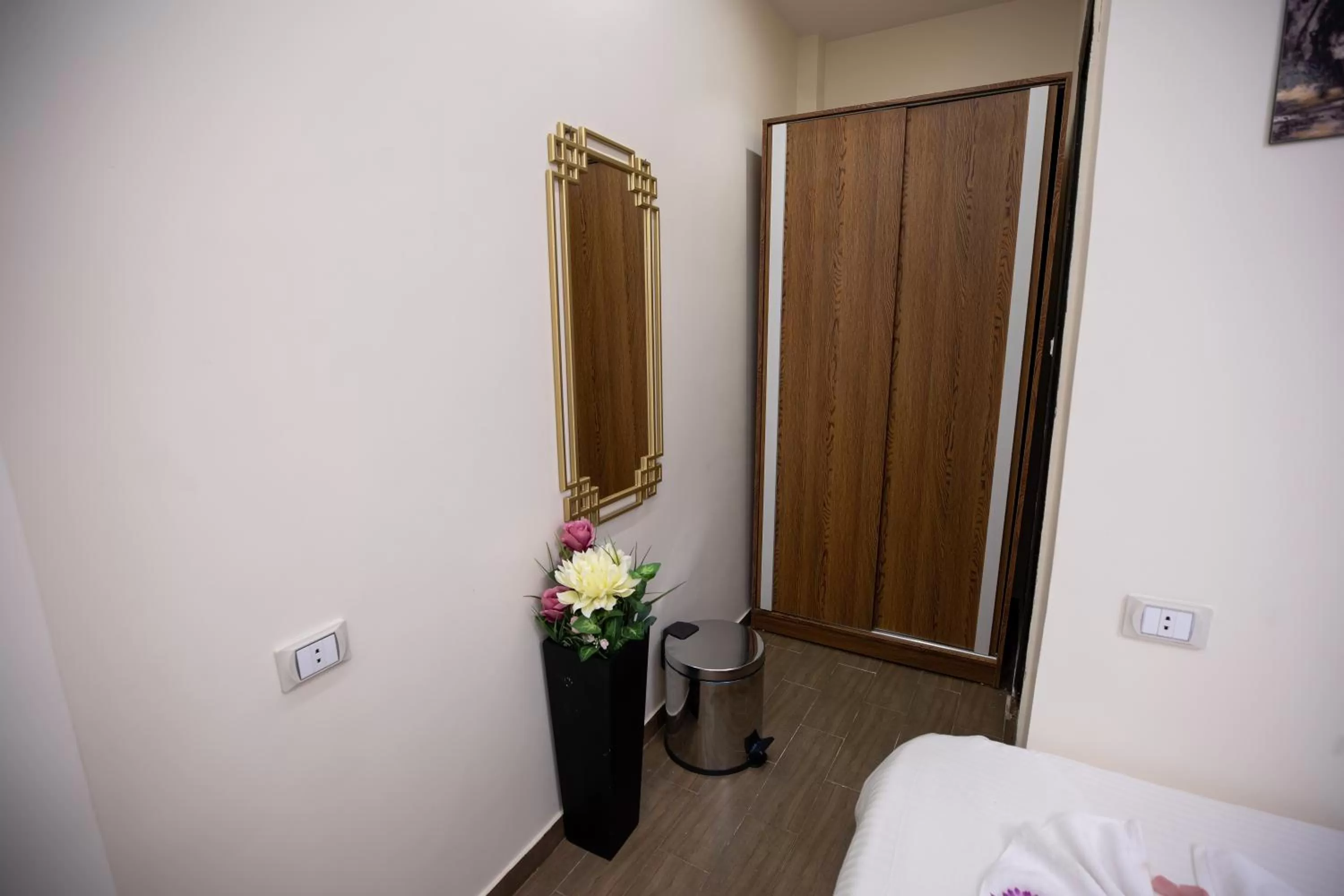 Bedroom, Bed in PANORAMA view pyramids