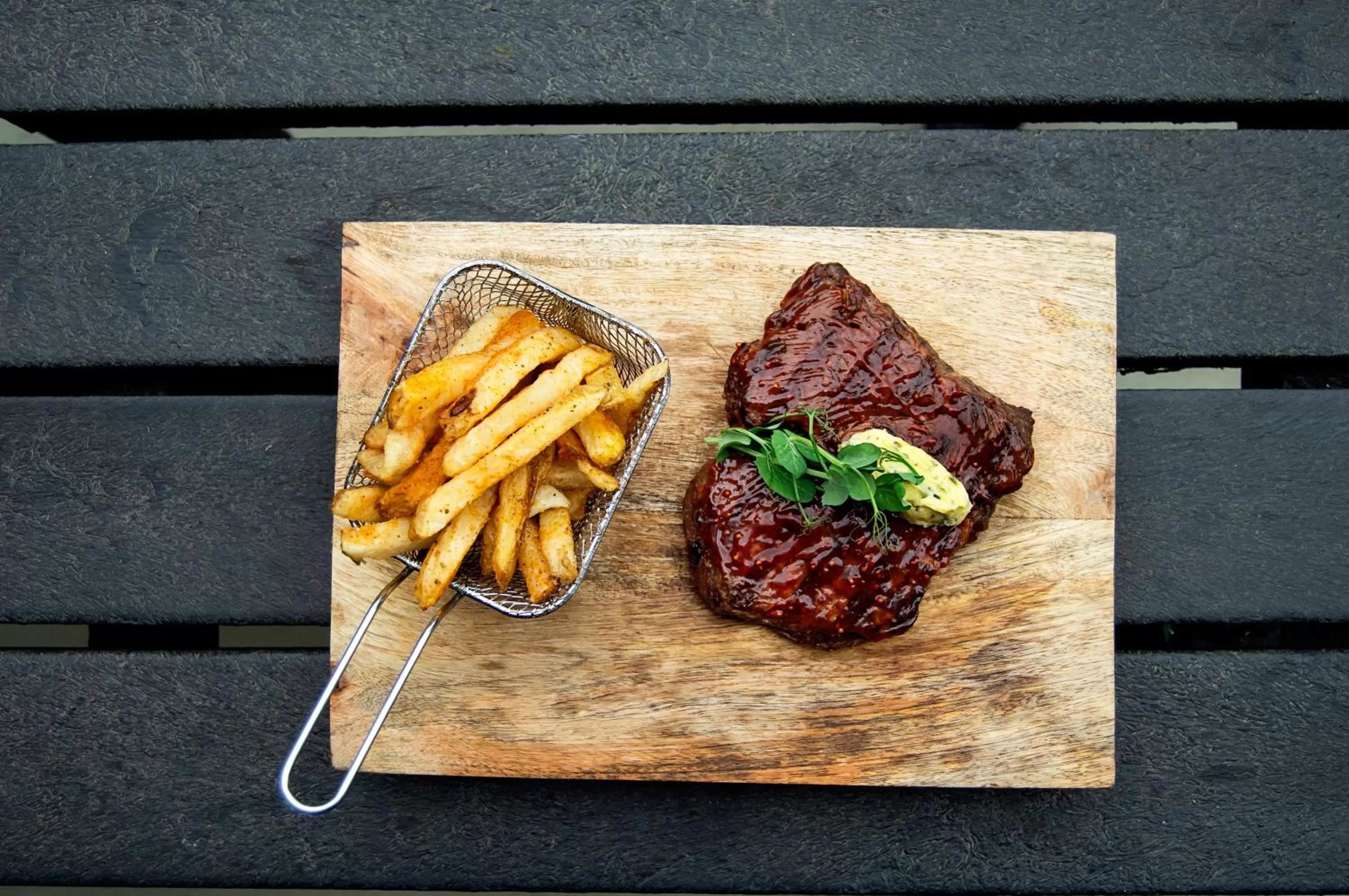 Restaurant/places to eat in Thistle Hotel