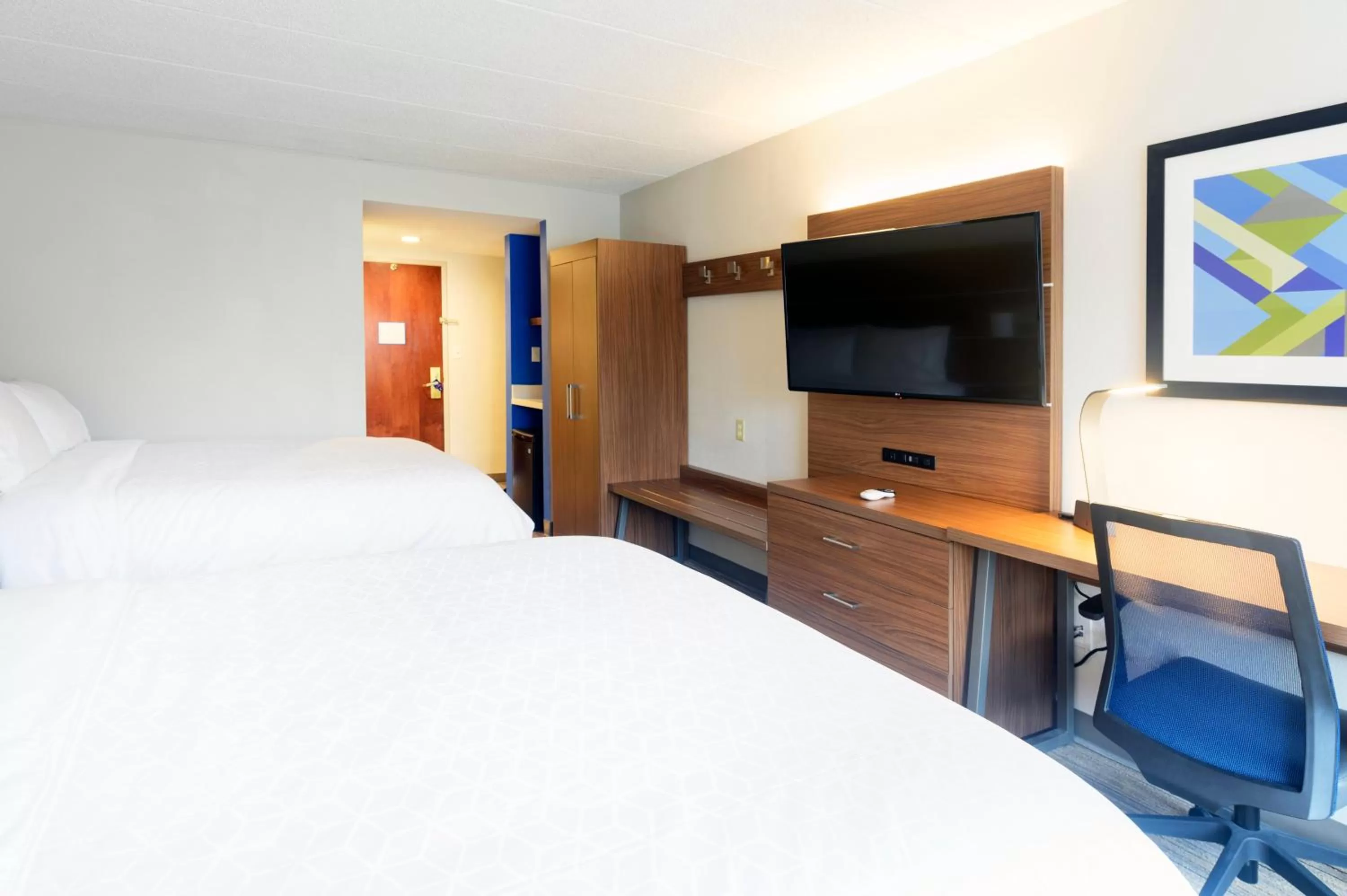 Photo of the whole room, Bed in Holiday Inn Express Richmond Airport by IHG