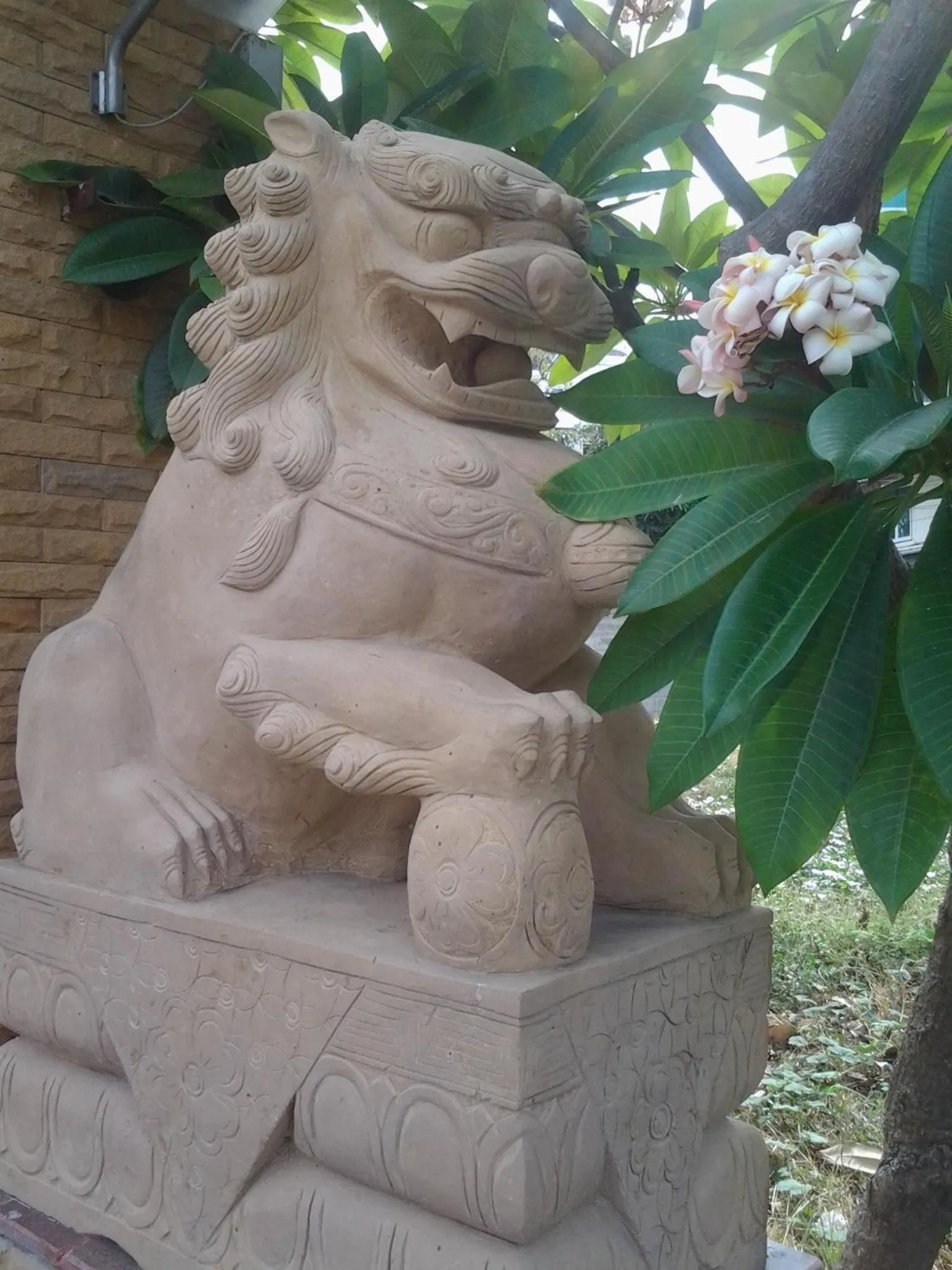 Facade/entrance in Vanlisut Hotel Ngamwongwan