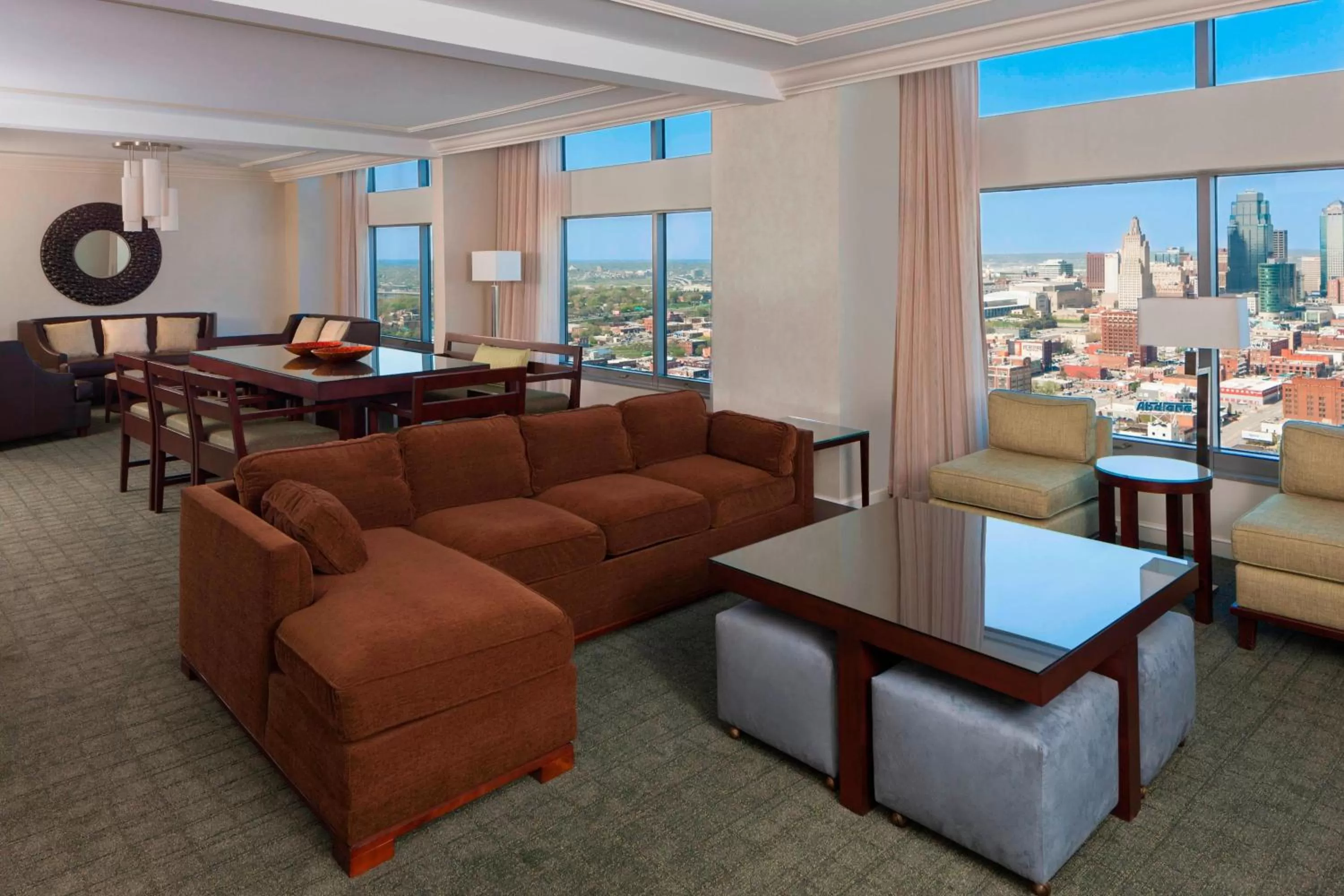 Luxury Suite, Club level, 1 Bedroom Presidential Suite in Sheraton Kansas City Hotel at Crown Center