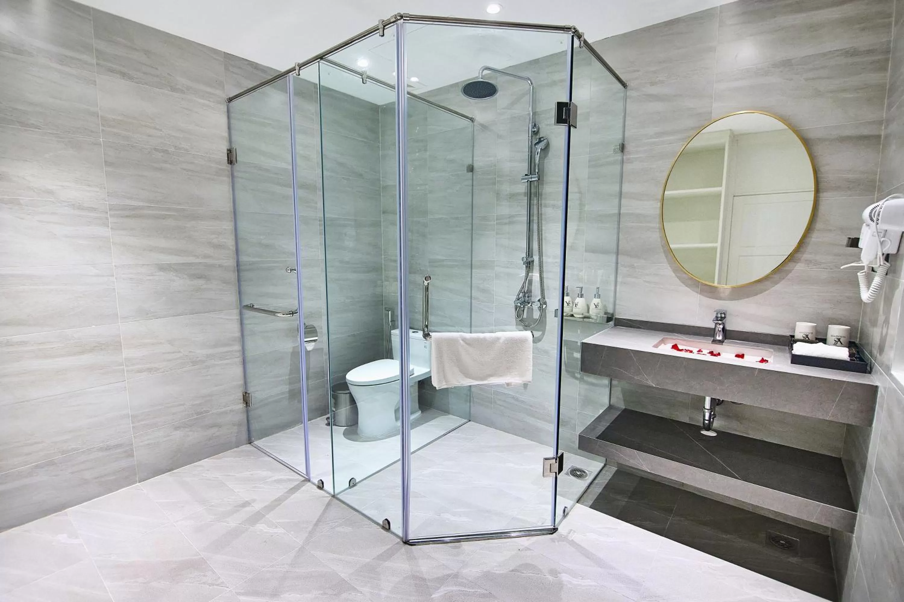 Toilet in The Yen Residences Halong