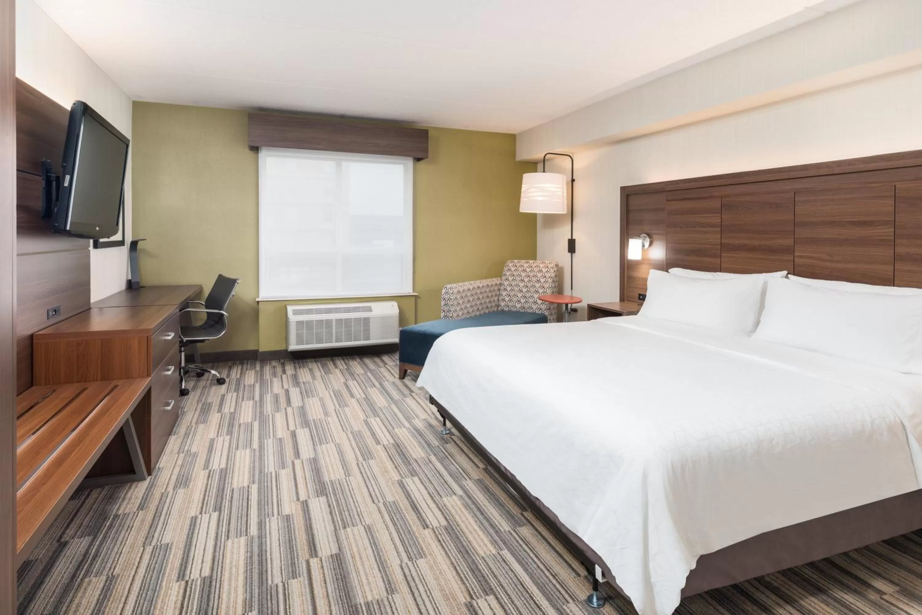Photo of the whole room, Bed in Holiday Inn Express Hotel & Suites Milton by IHG