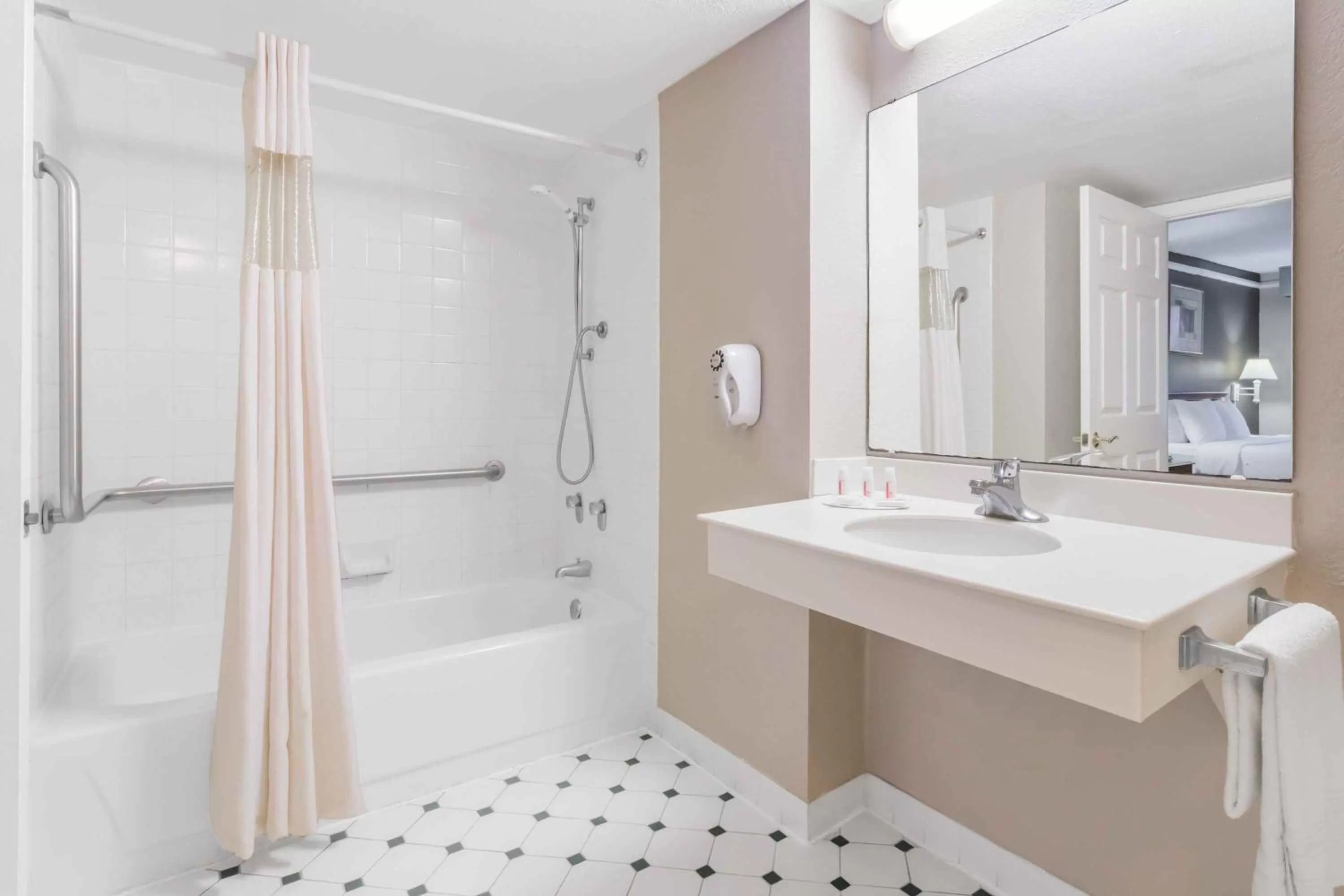 Bathroom in Casa Bella Inn & Suites Extended Stay