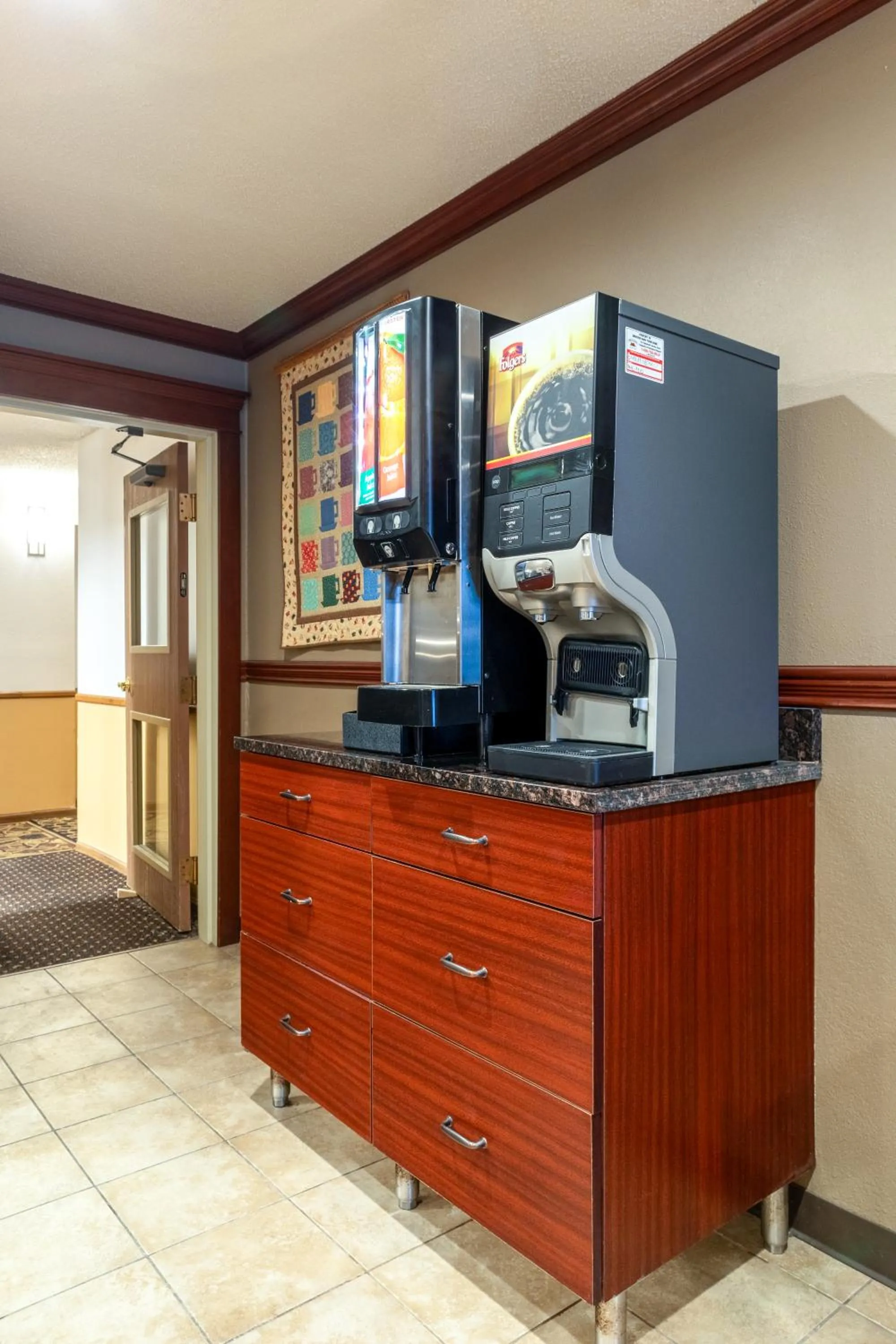 Coffee/tea facilities in Norland Inn & Suites Roseau