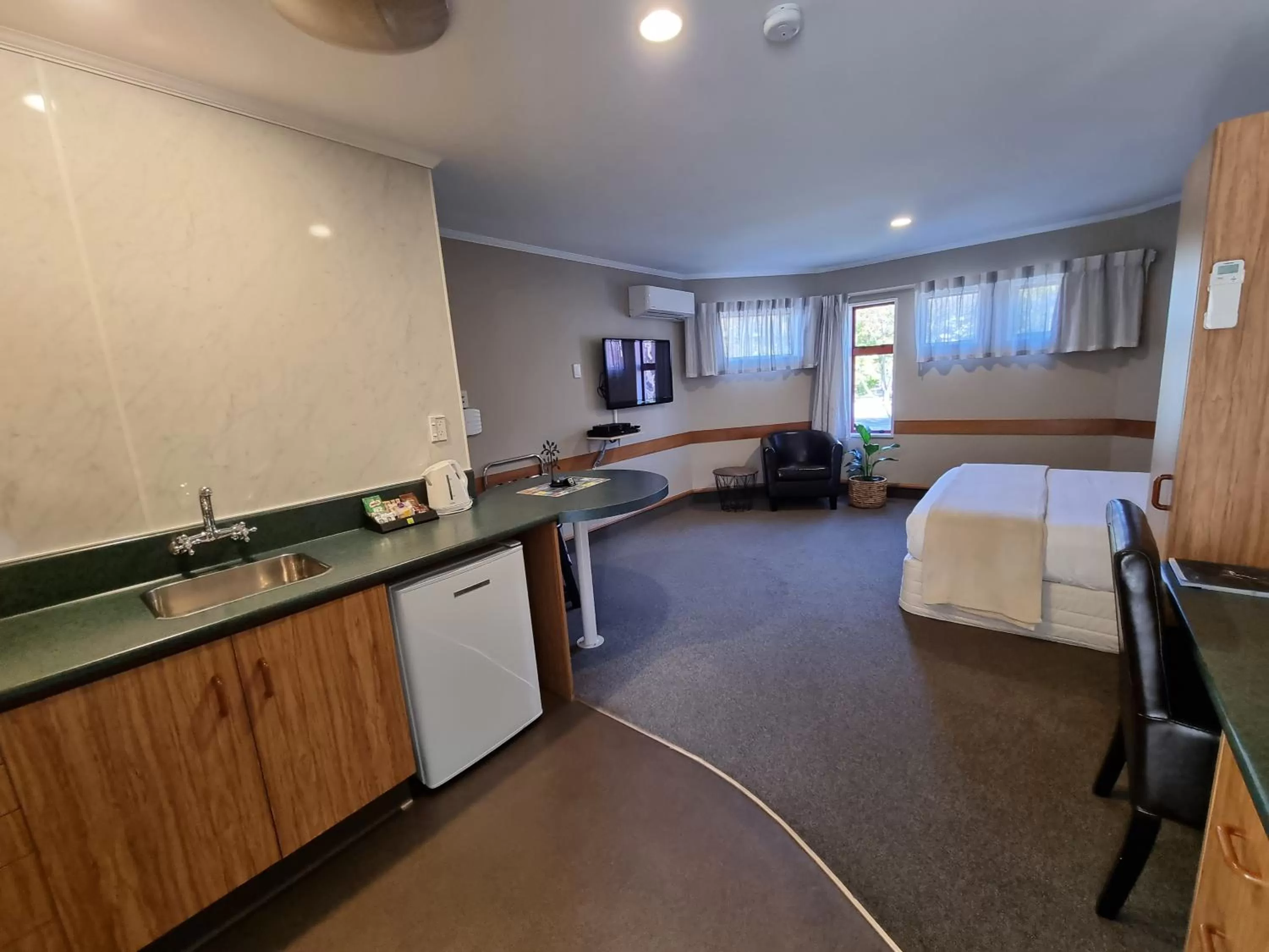 Bedroom, Bed in Amross Court