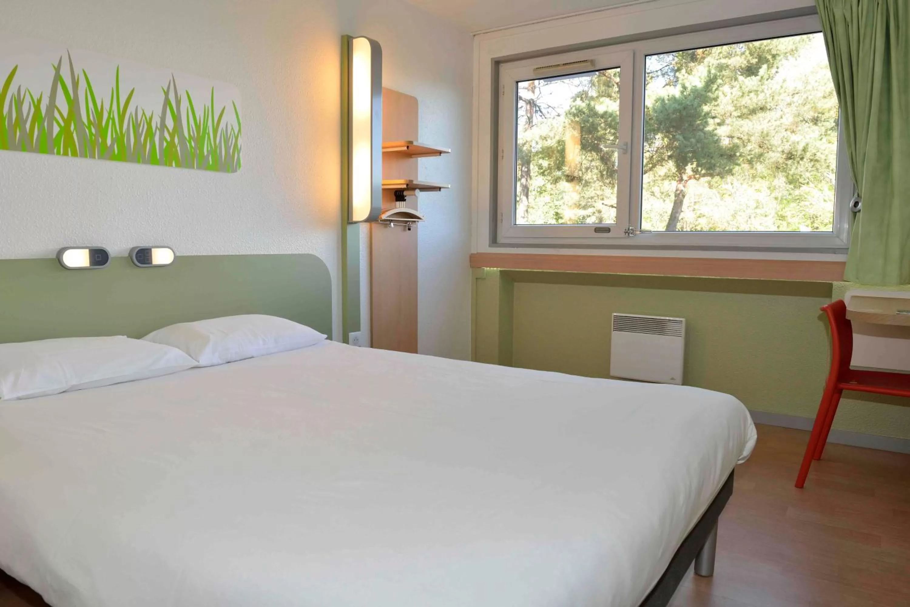 Bedroom, Bed in ibis budget Bordeaux Lac