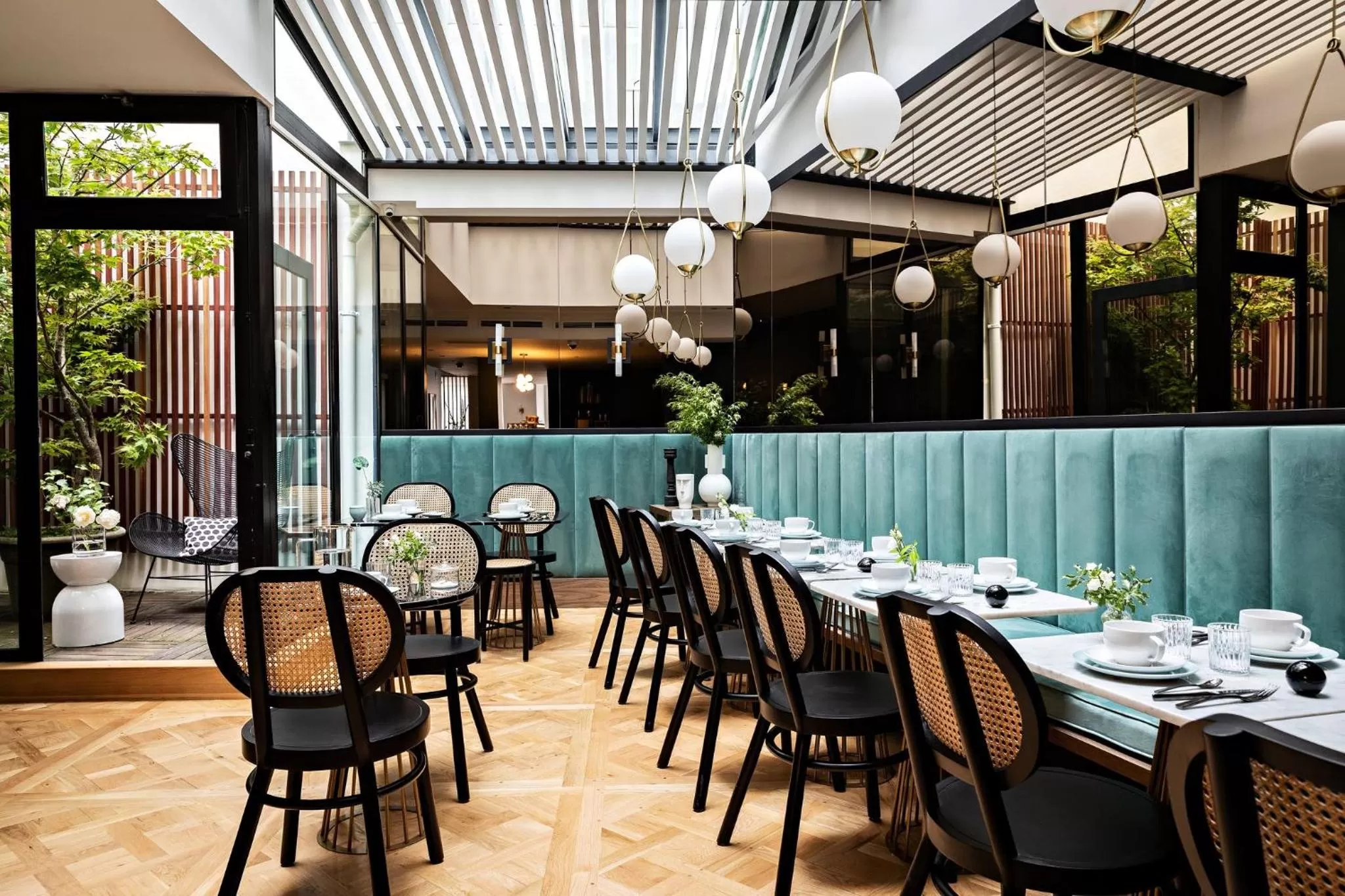 Lounge or bar in Holiday Inn Paris Palais de l'Elysée by IHG