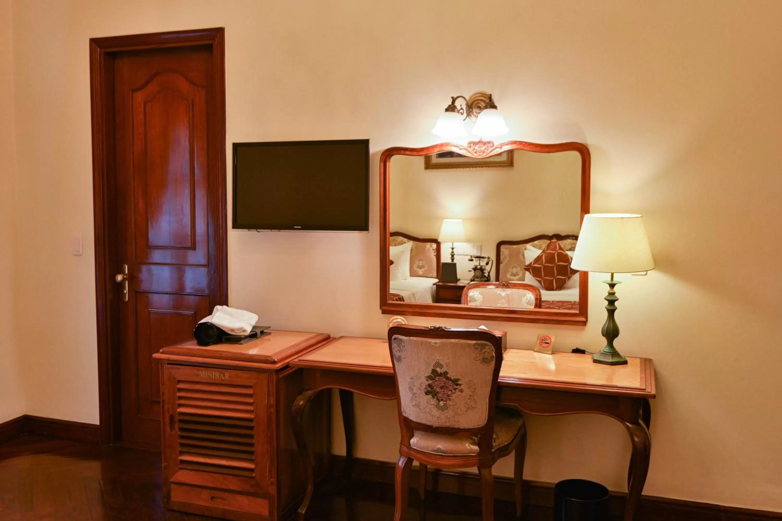 hair dresser, Bed in Hotel Grand Saigon