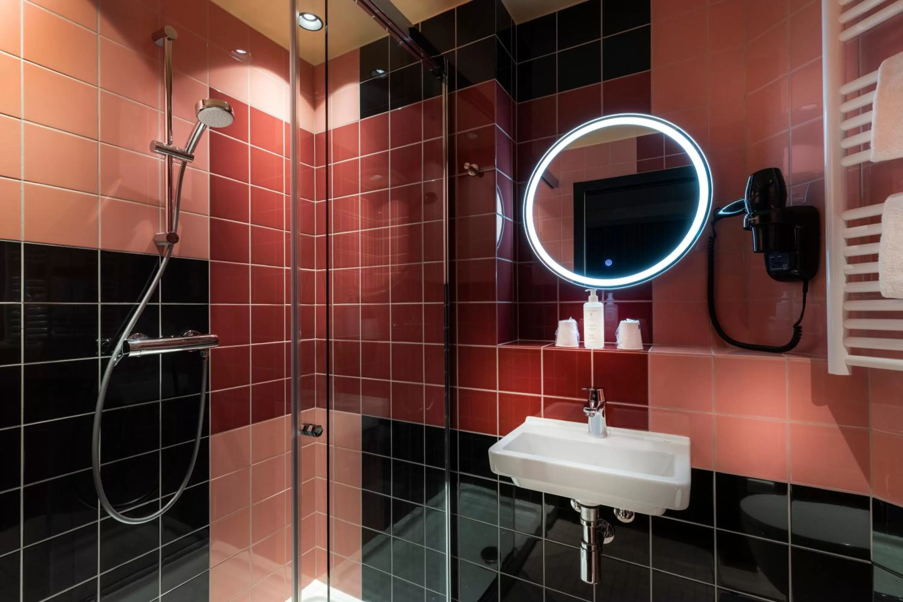 Shower in Libertel Canal Saint Martin