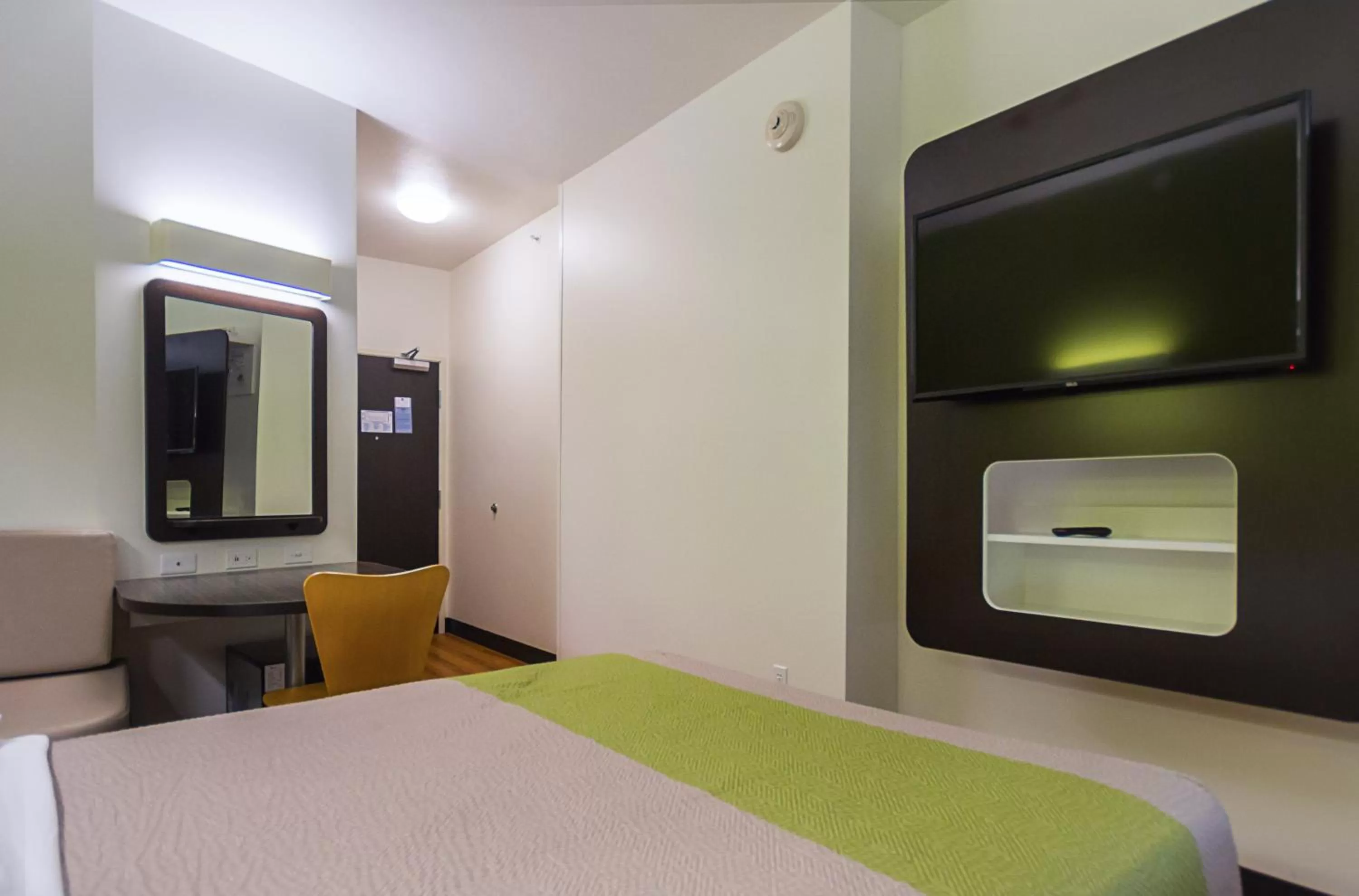 Bedroom, Bed in Motel 6-South Bend, IN - Mishawaka