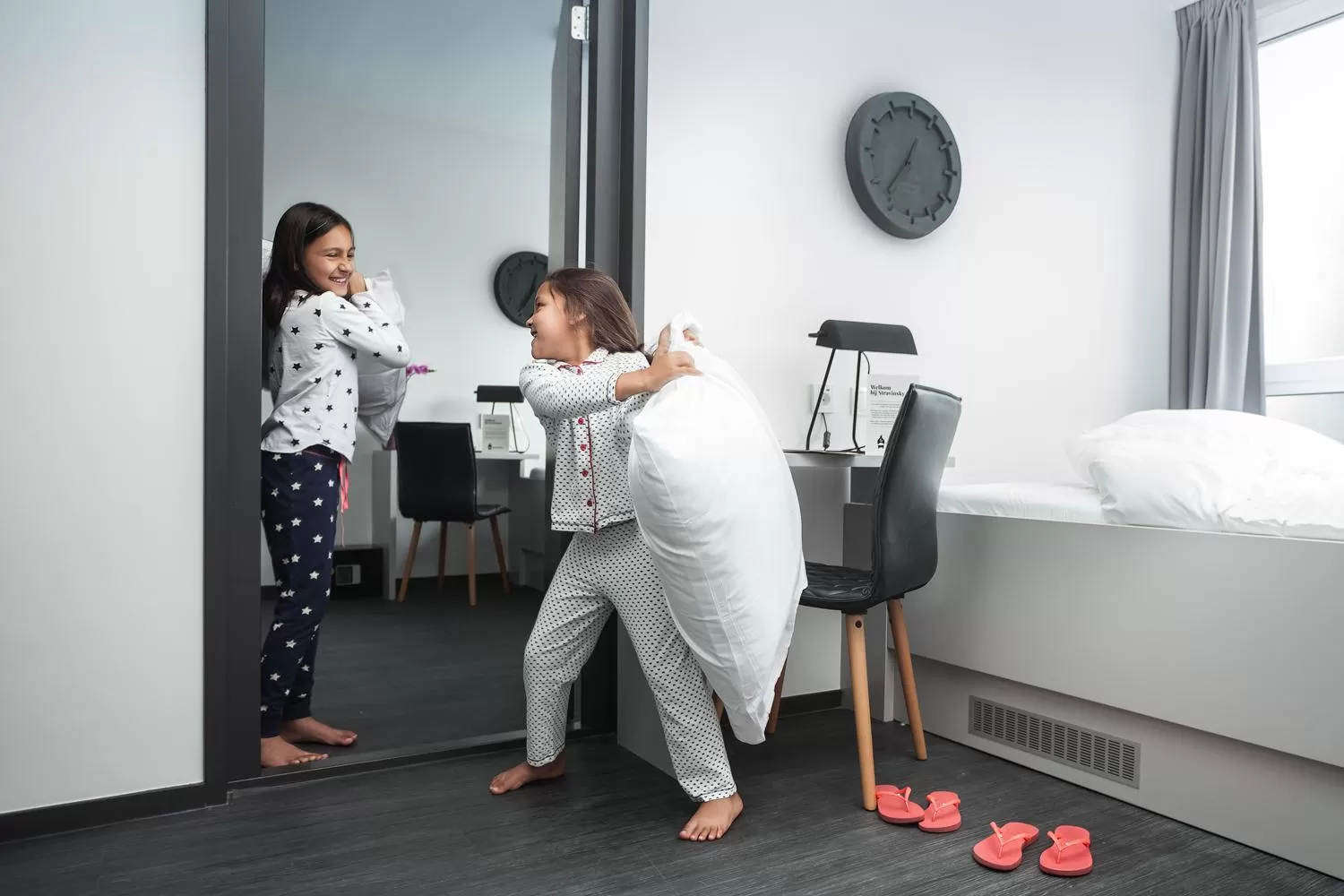 Day, Guests in Stravinsky Slapen