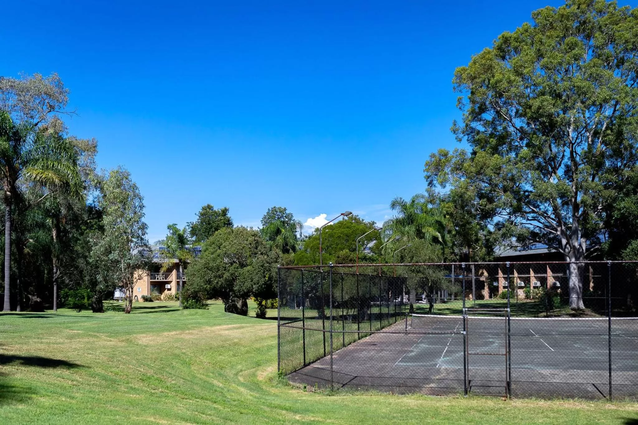Tennis court in Charbonnier Motor Inn