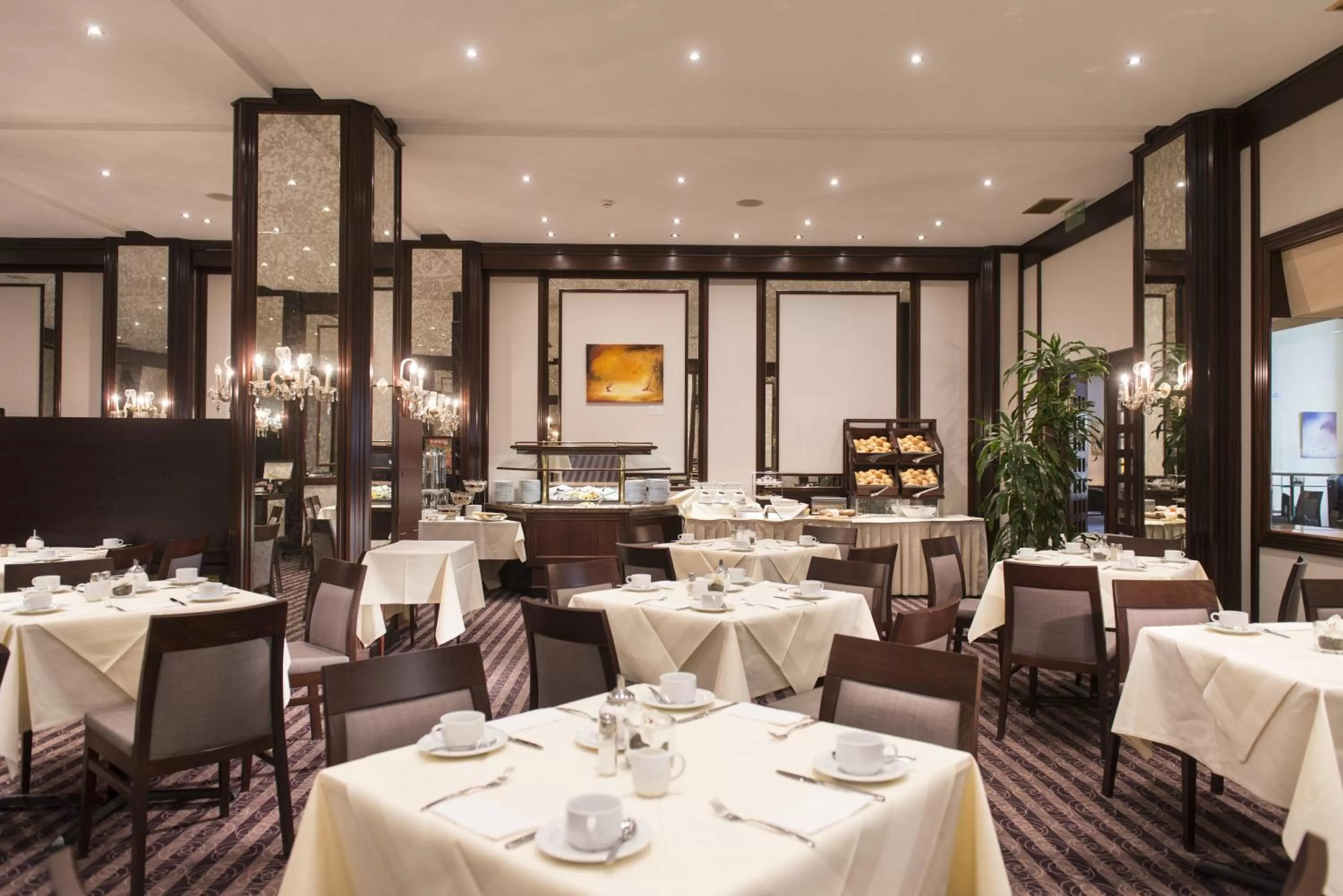 Restaurant/places to eat in Wyndham Duisburger Hof