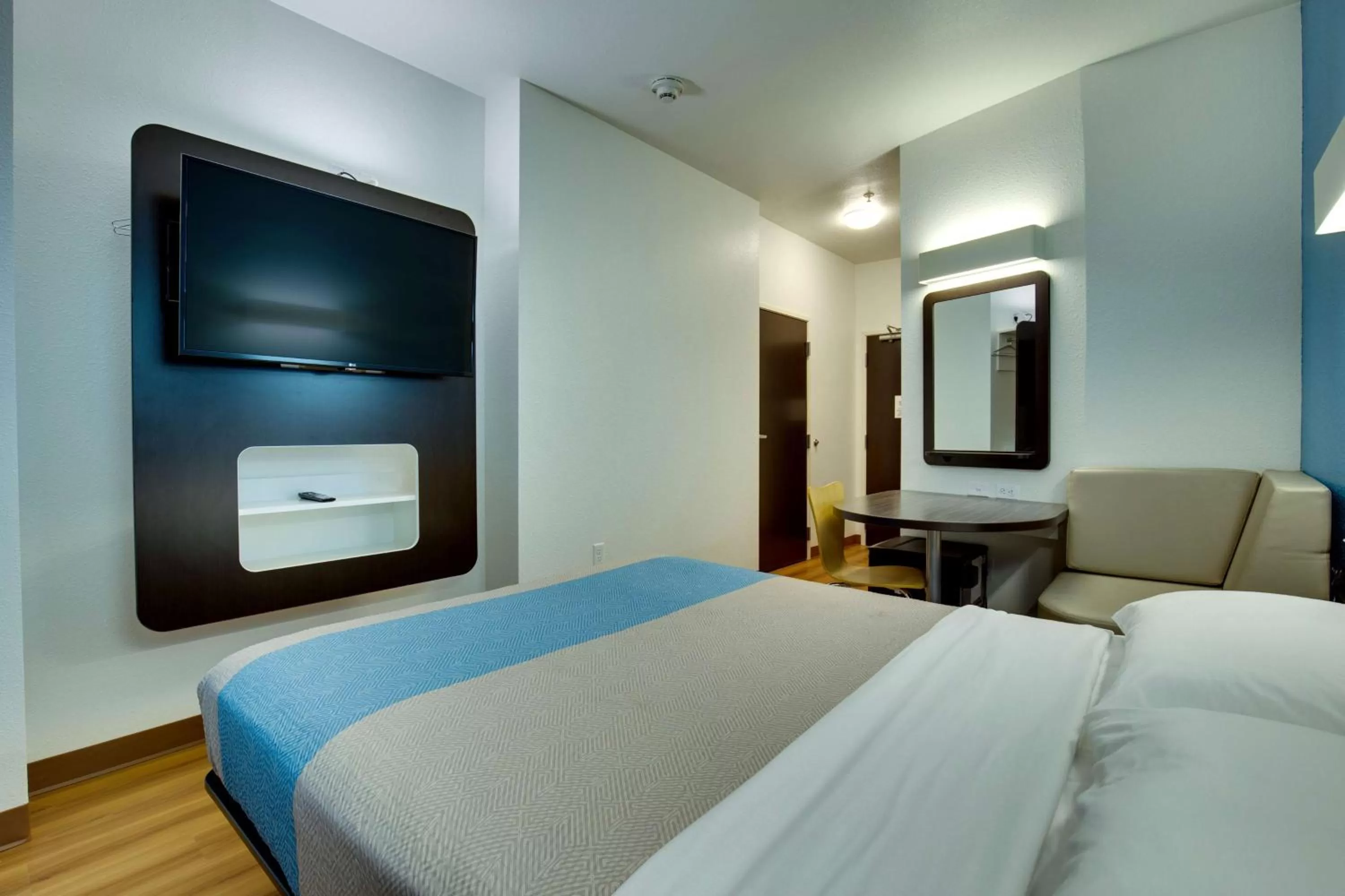 Photo of the whole room, Bed in Motel 6 Poplar Bluff, MO