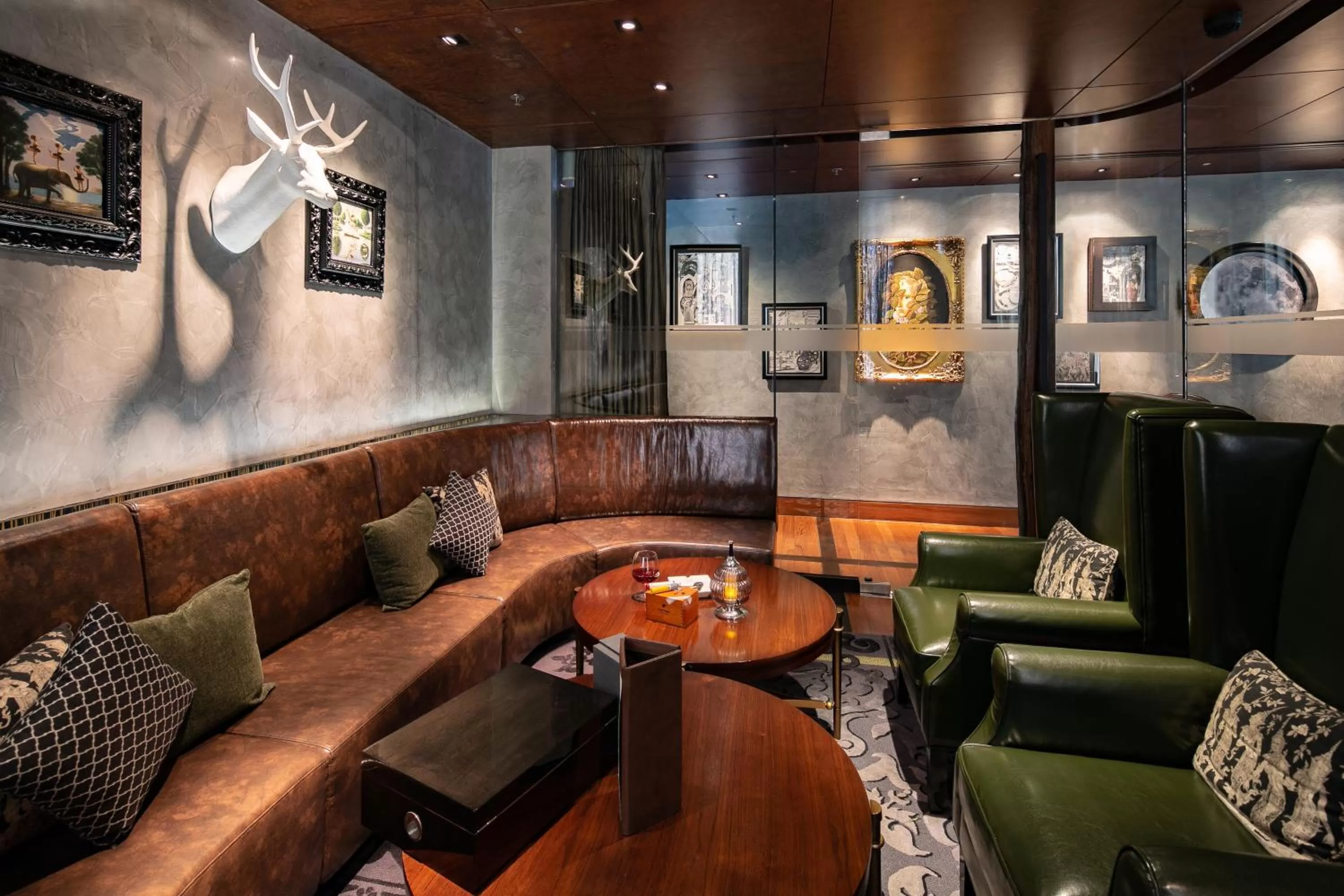 Lounge or bar in Hotel Indigo Bangkok Wireless Road by IHG