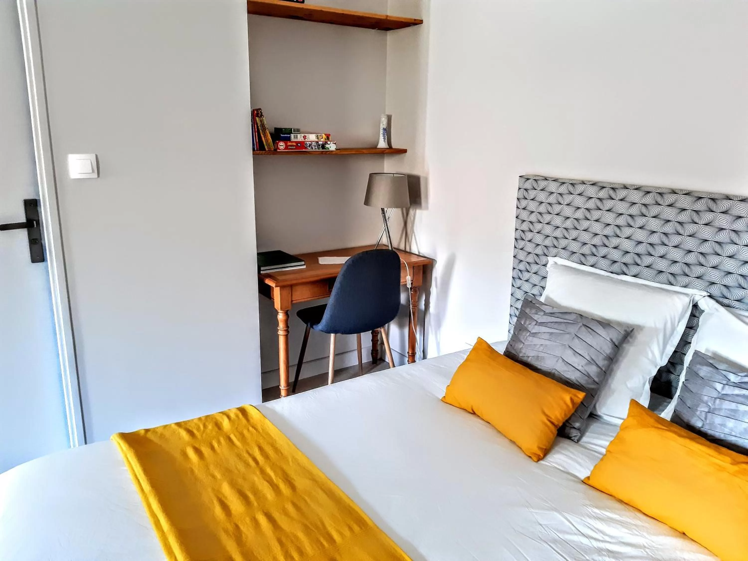 Seating area, Bed in 10 Côté Cour