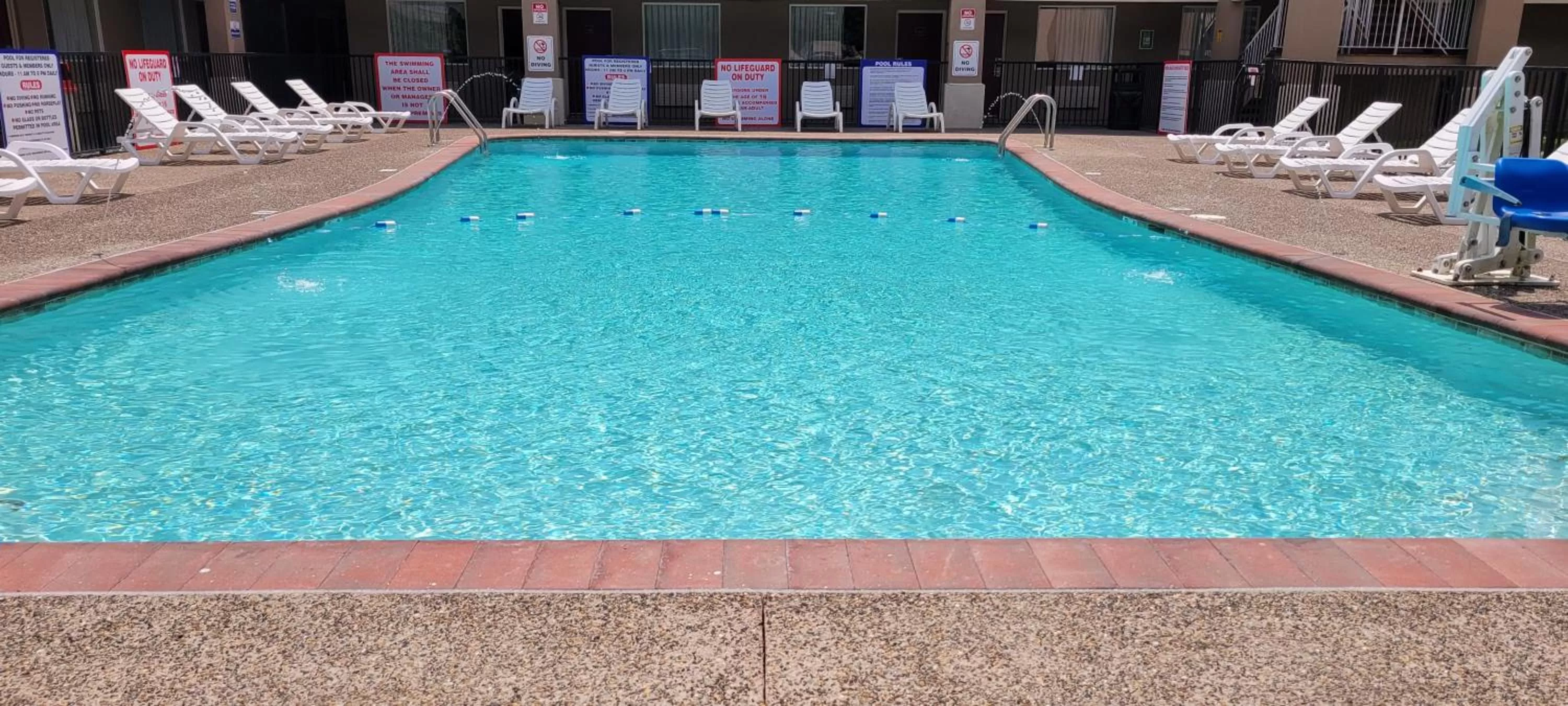 Swimming pool in Red Roof Inn Bordentown - McGuire AFB