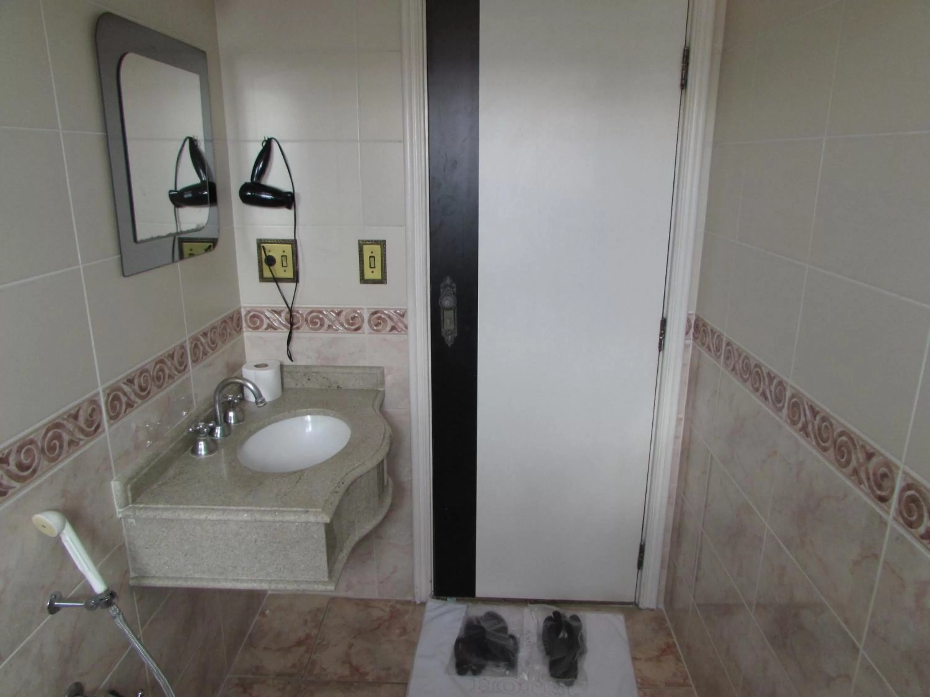 Bathroom in Pleasant Place Hotel