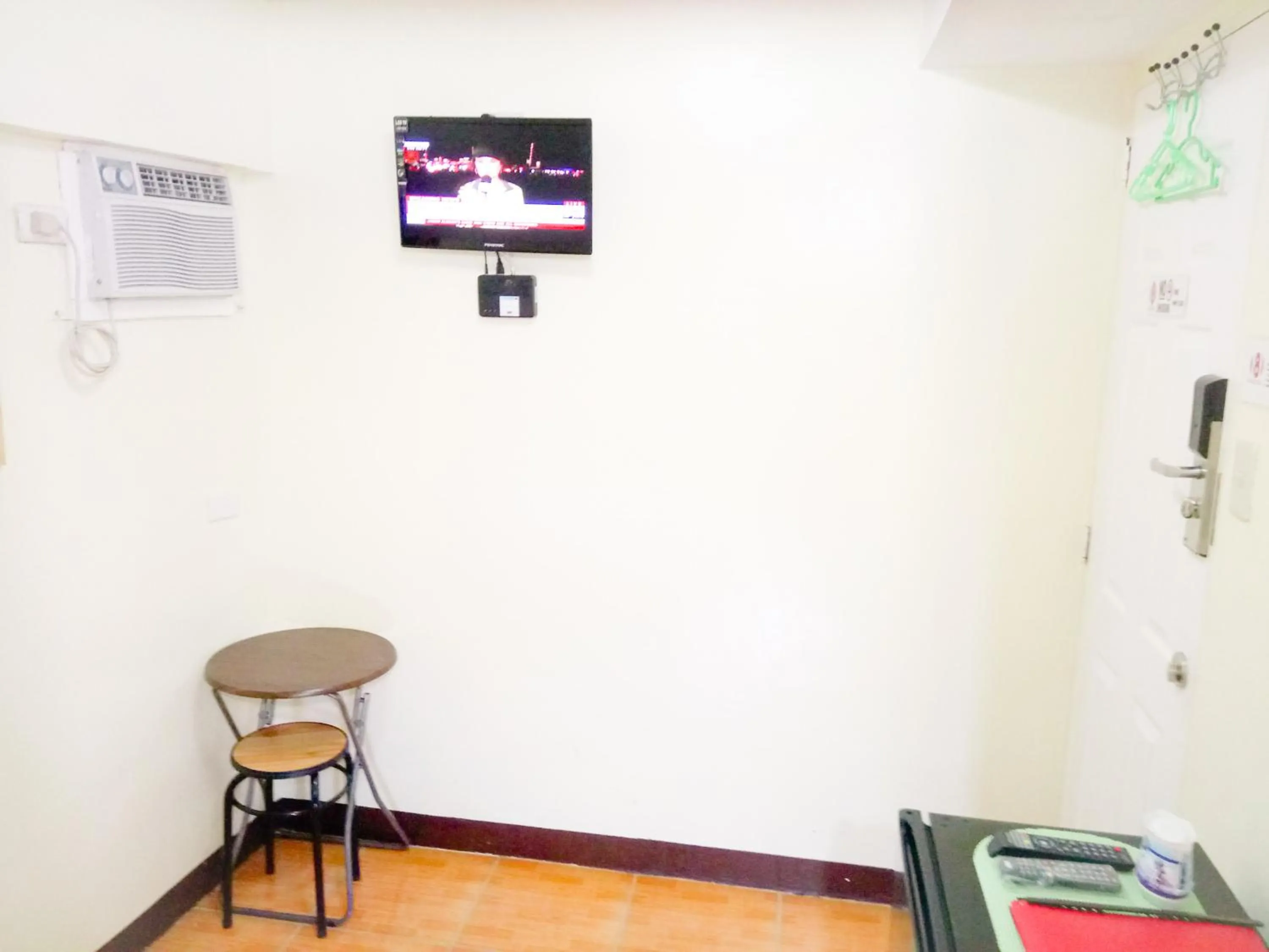 Communal lounge/ TV room in 8Hostel