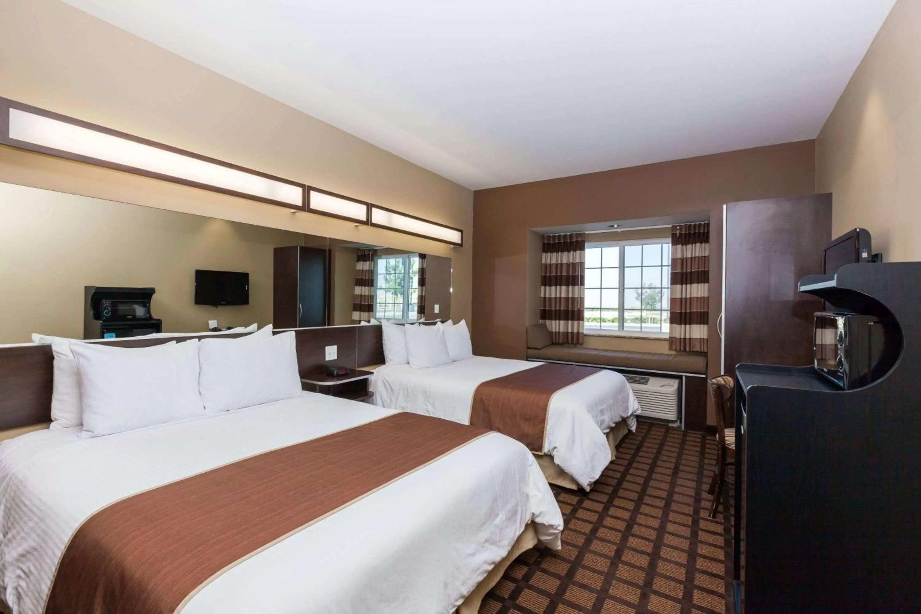 Queen Room with Two Queen Beds - Non-Smoking in Microtel Inn & Suites by Wyndham Wheeler Ridge