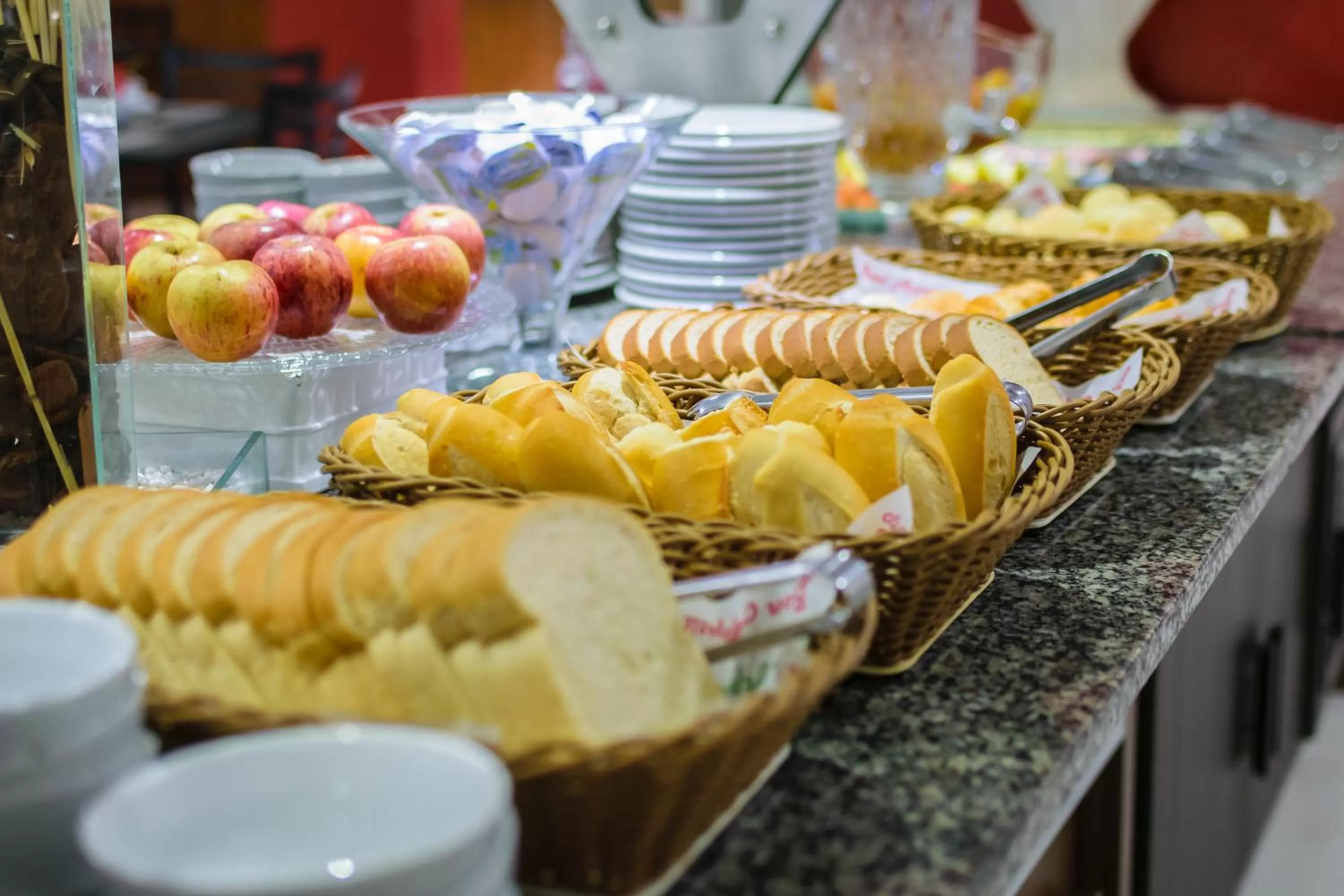 Buffet breakfast in Hotel Nacional Inn Porto Alegre - by Nacional Inn - Próximo à Arena do Grêmio, Parque Harmonia e Réveillon na Orla do Guaíba