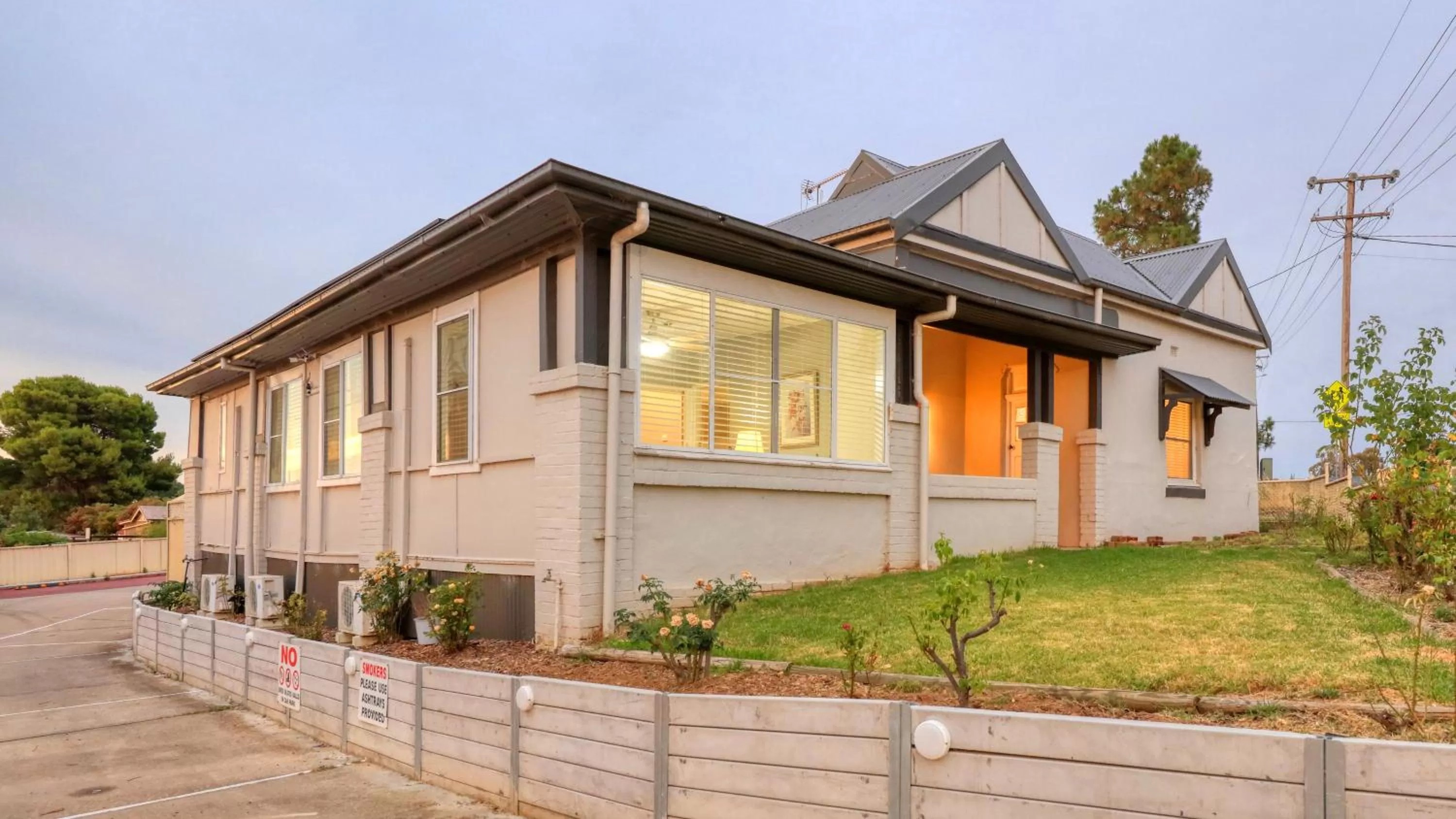 Property building in Canowindra Riverview Motel