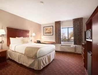 King Suite with Hot Tub - Non-Smoking in Baymont by Wyndham Sioux Falls