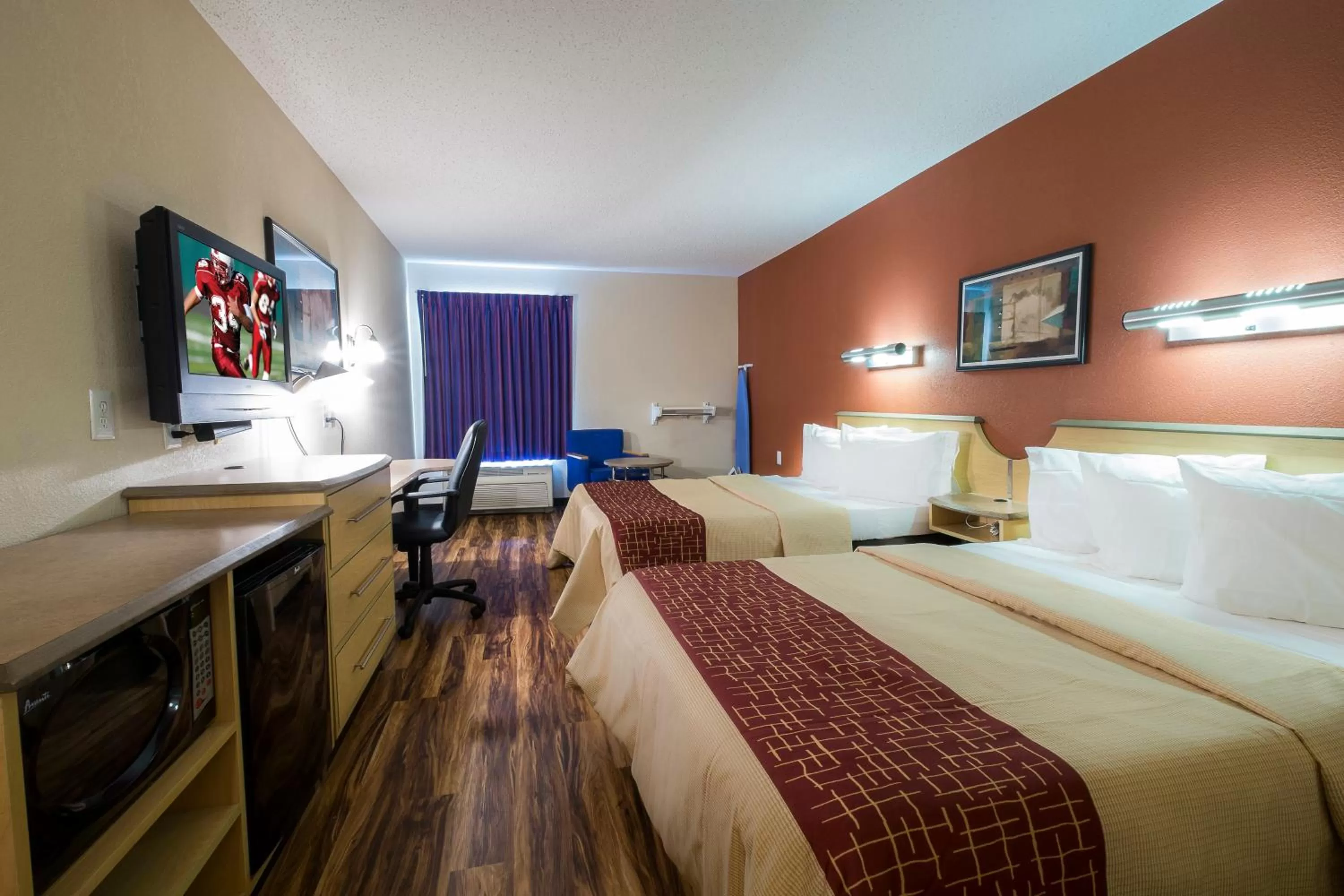 Photo of the whole room, Bed in Red Roof Inn & Suites Philadelphia - Bellmawr