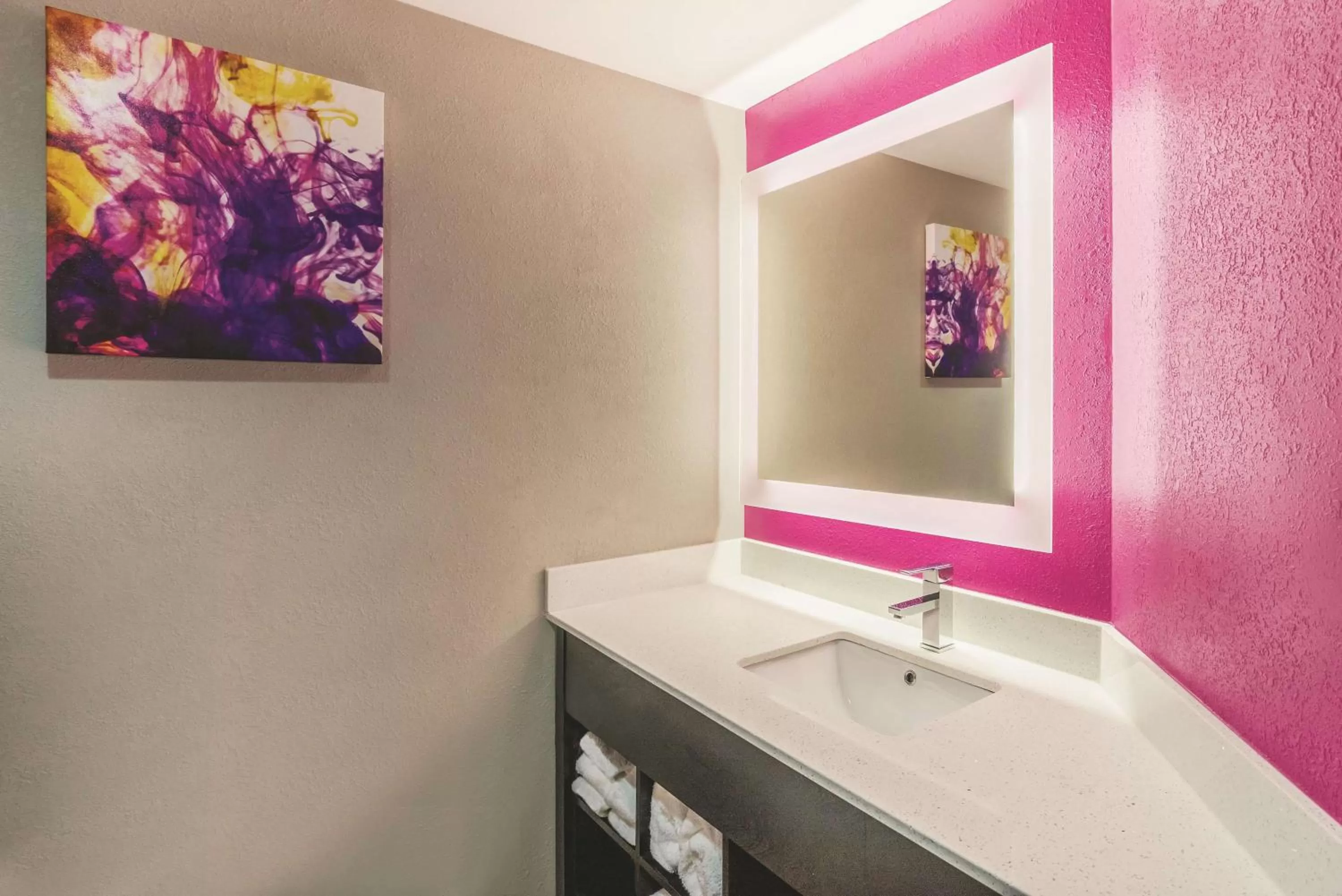 Photo of the whole room in La Quinta by Wyndham Chattanooga-Hamilton Place