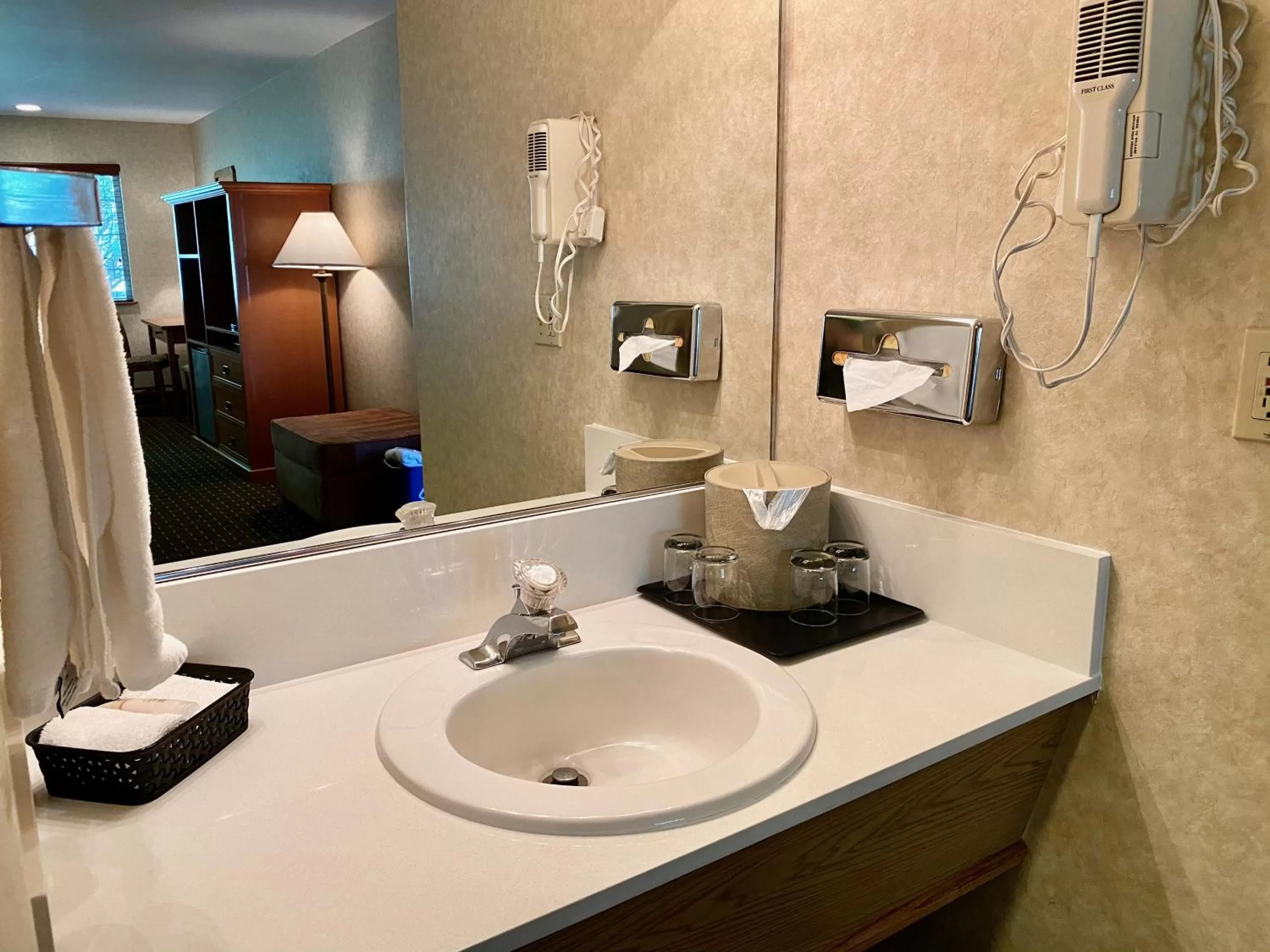 Bathroom in Cousin's Country Inn