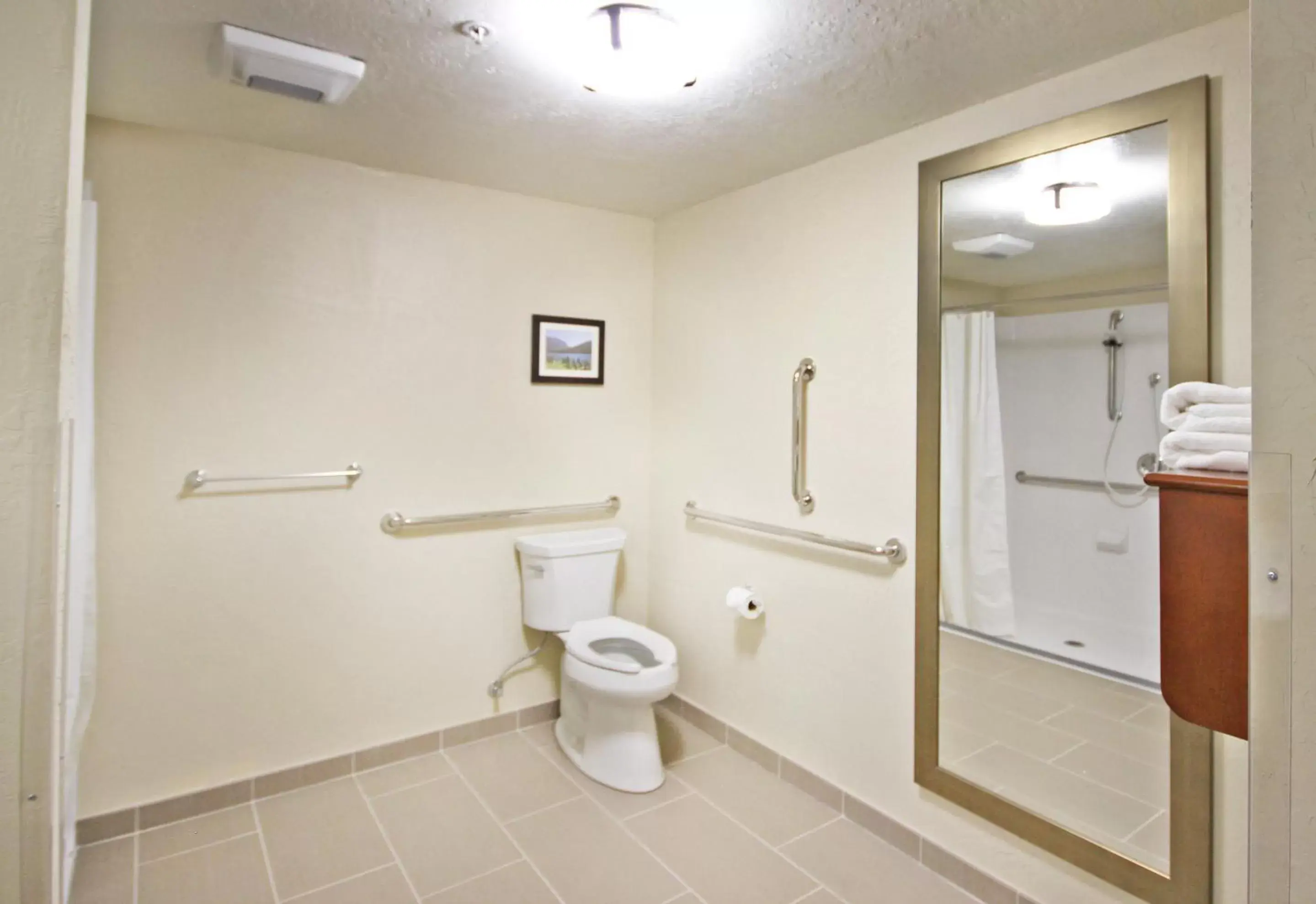 Deluxe King Room with Transfer Shower - Accessible/Non-Smoking in Comfort Inn Butte City Center I-15 / I-90 Deluxe King Room with Transfer Shower - Accessible/Non-Smoking in Comfort Inn Butte City Center I-15 / I-90