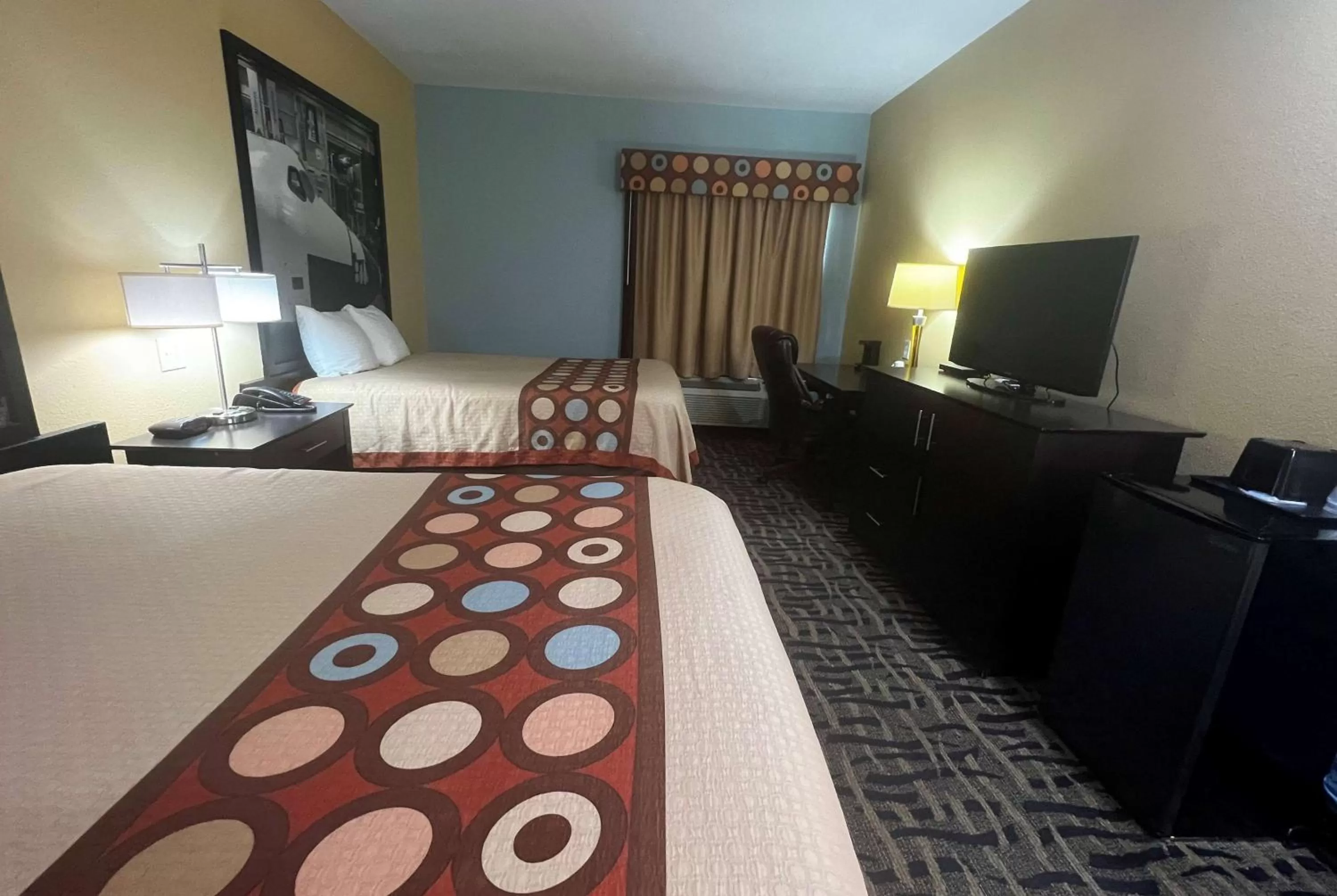 Photo of the whole room, Bed in Super 8 by Wyndham Pasadena