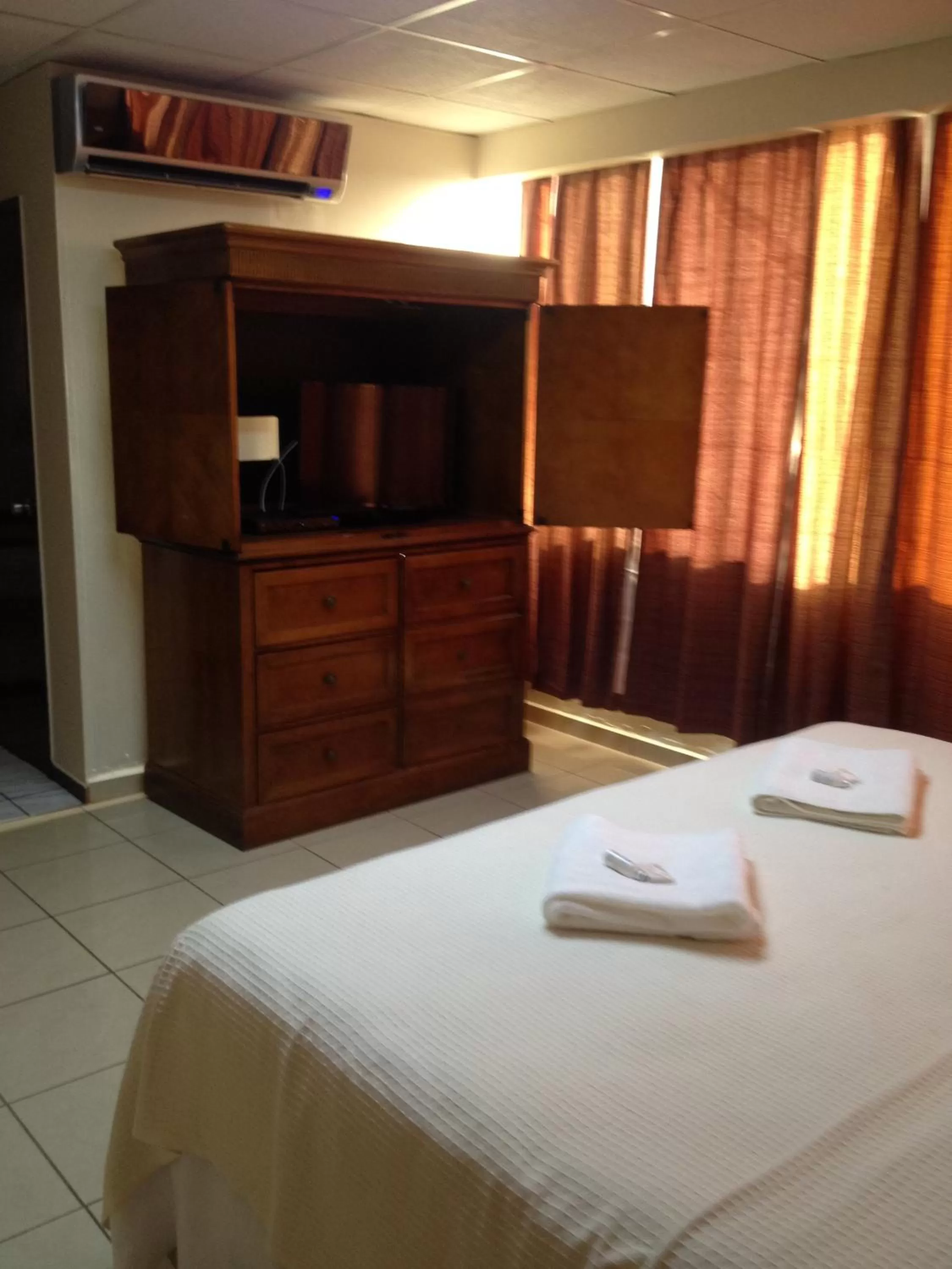 Photo of the whole room, Bed in Arecibo Inn