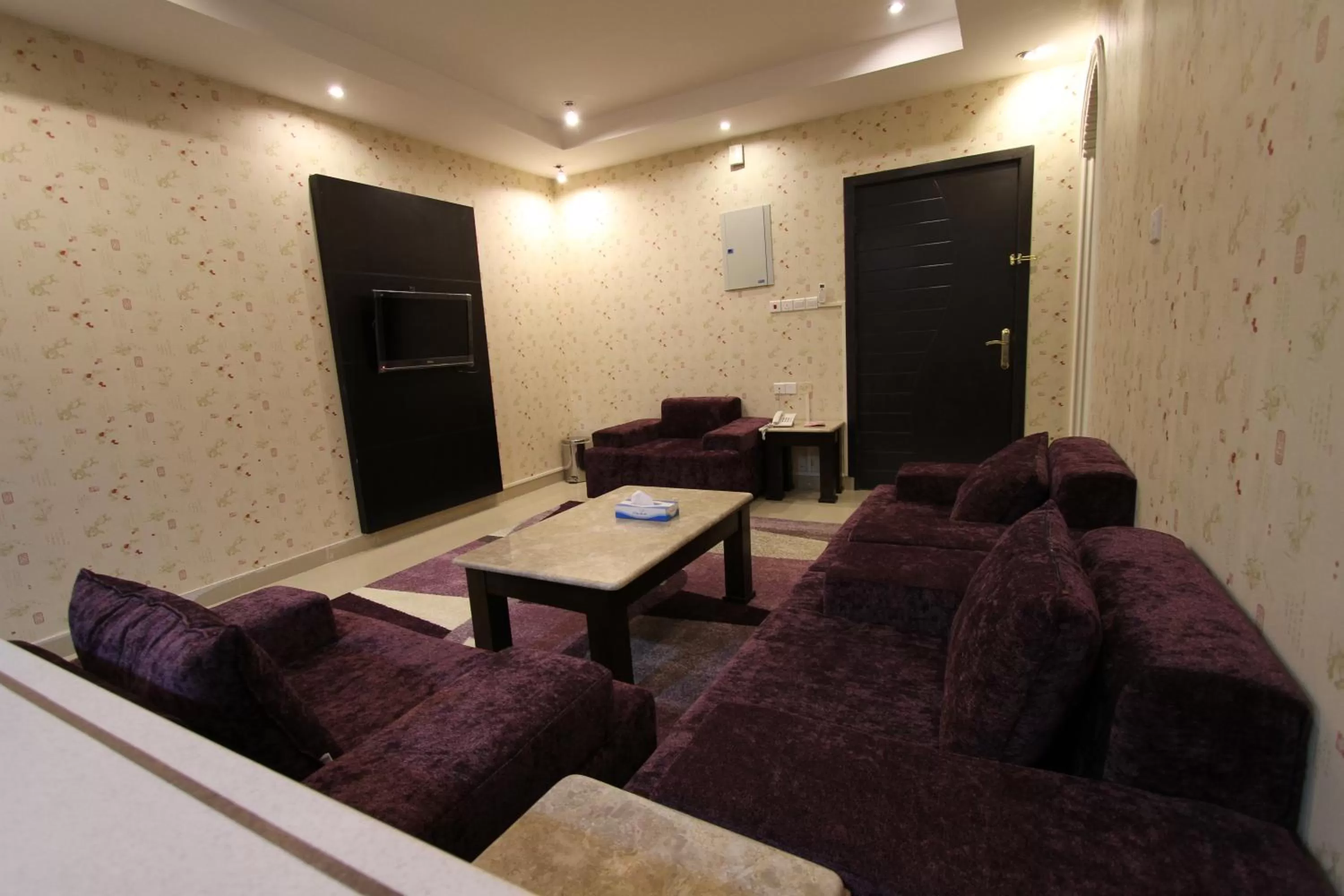Bed, Seating Area in Manazel Al Hamra Apartment 2