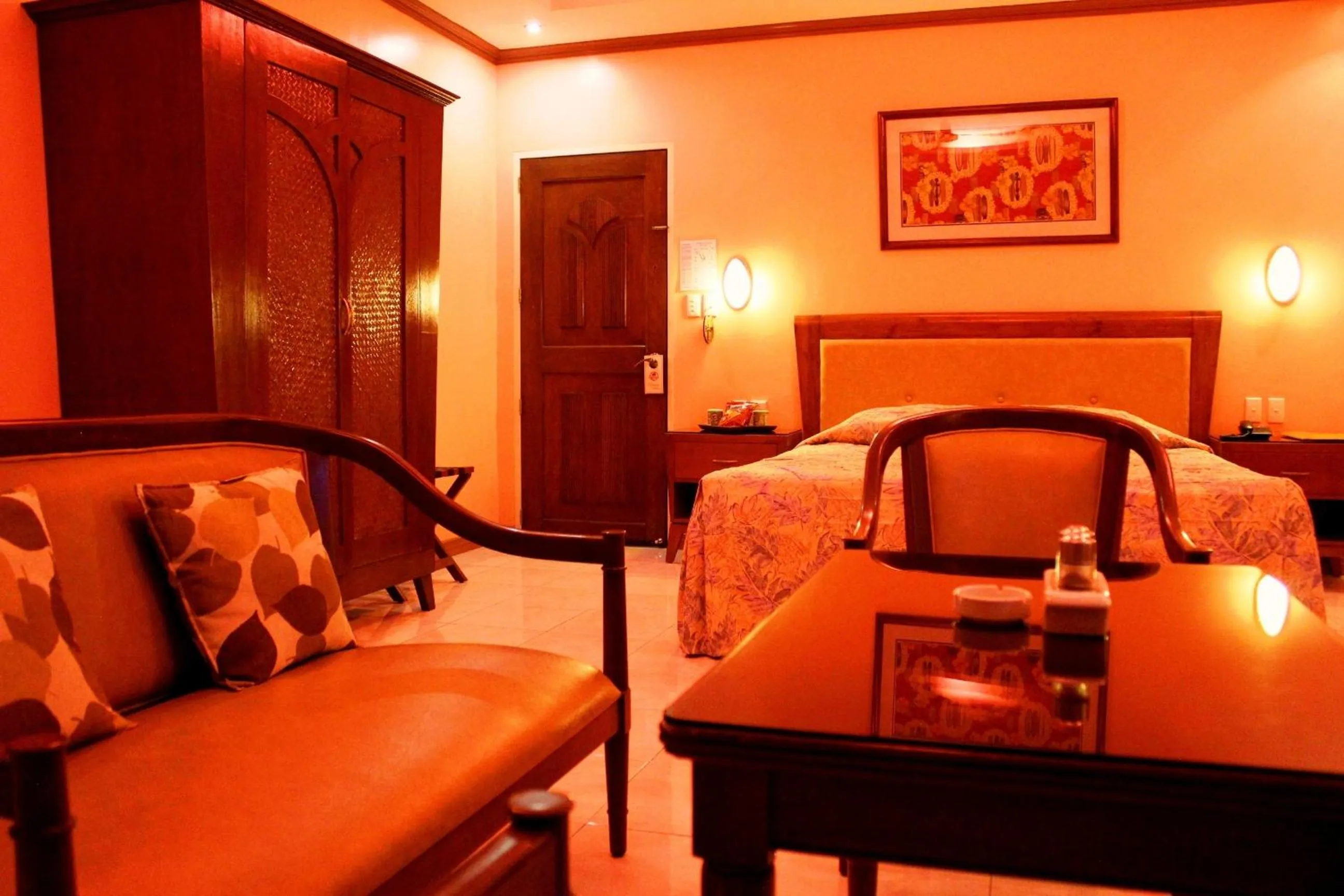 Seating area, Bed in Pacific Breeze Hotel and Resort