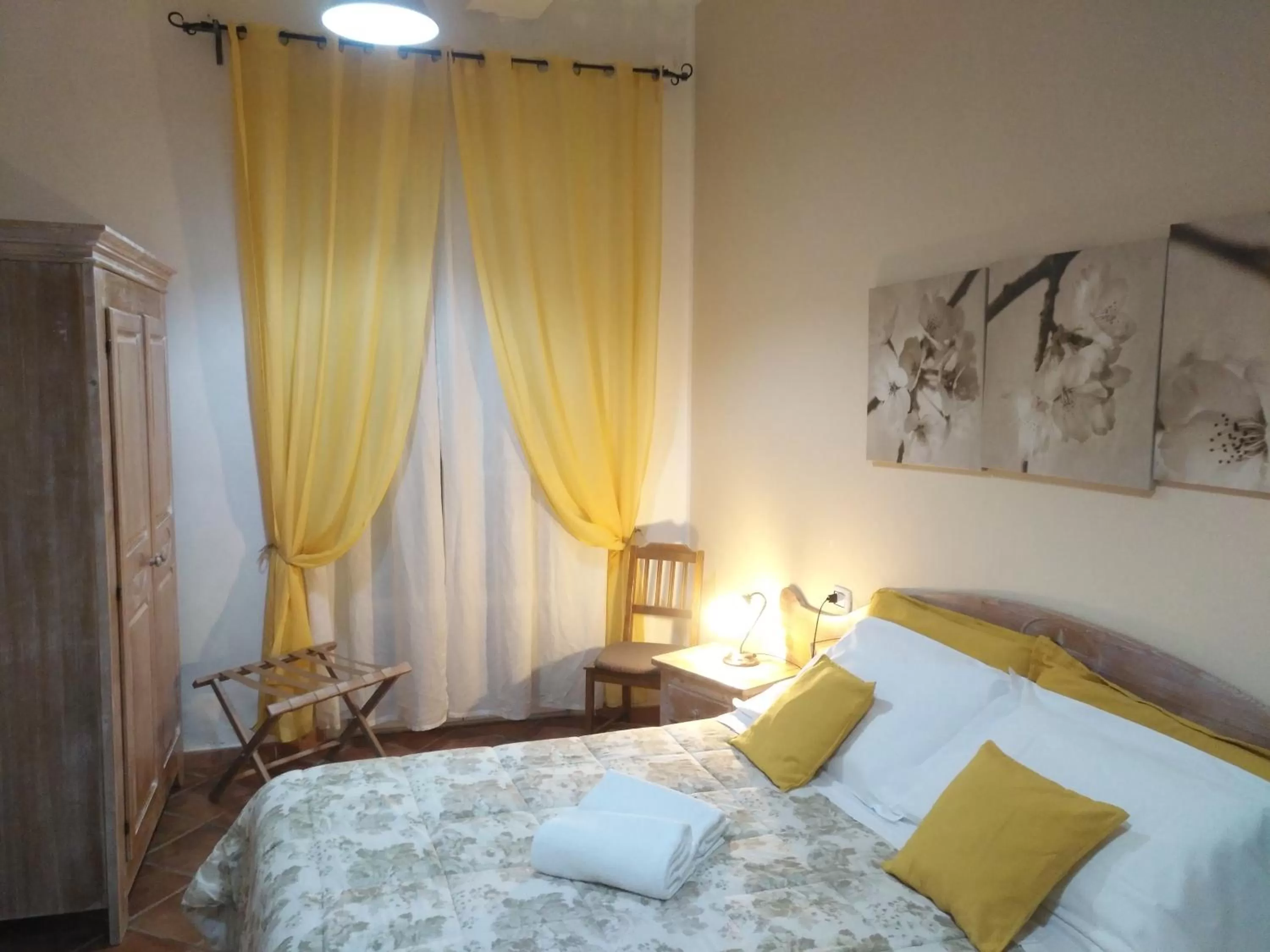 Photo of the whole room, Bed in Cicerone Guest House