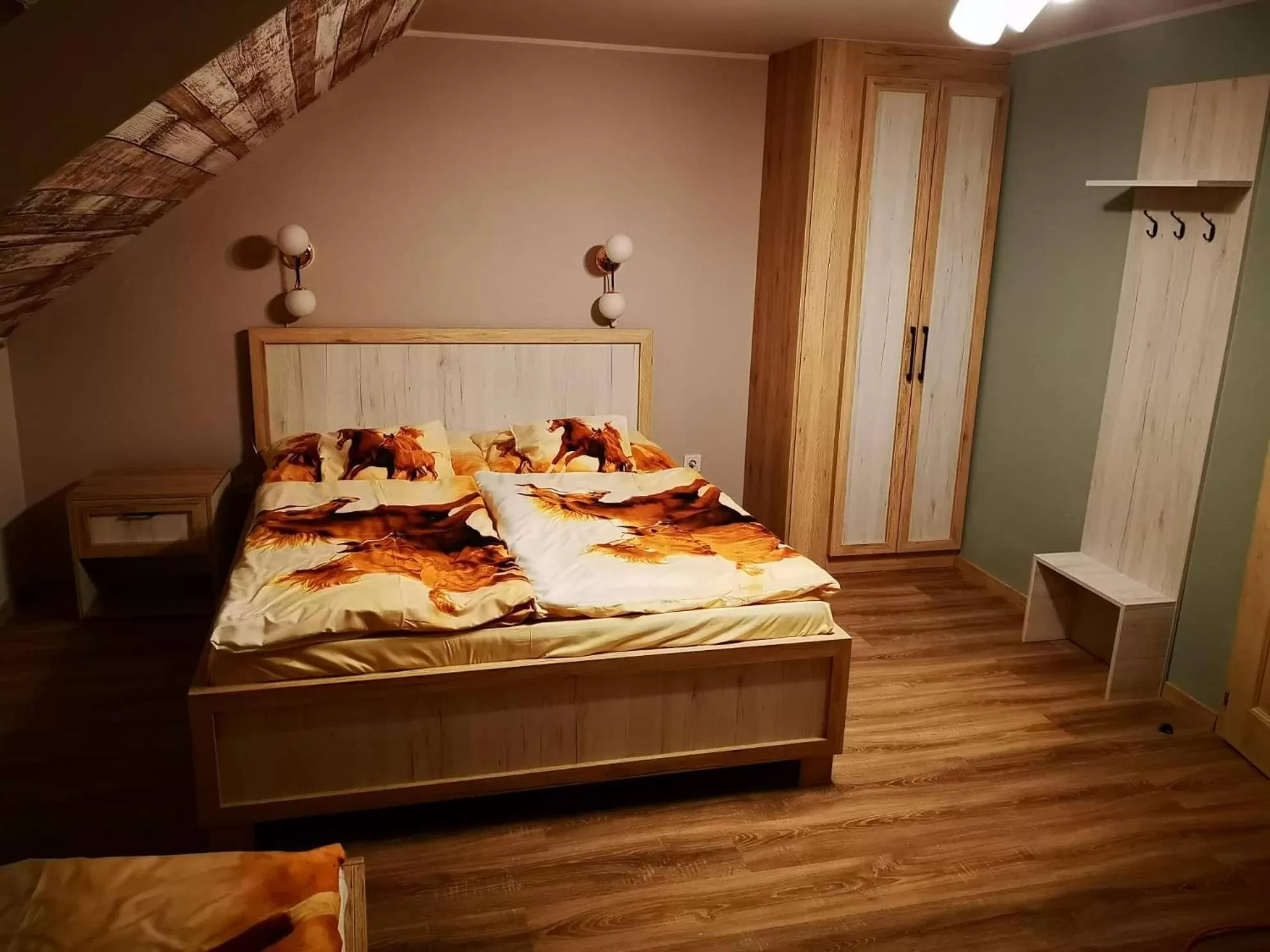 Photo of the whole room, Bed in Mátyus Udvarház Kengyel Fogadó Eger