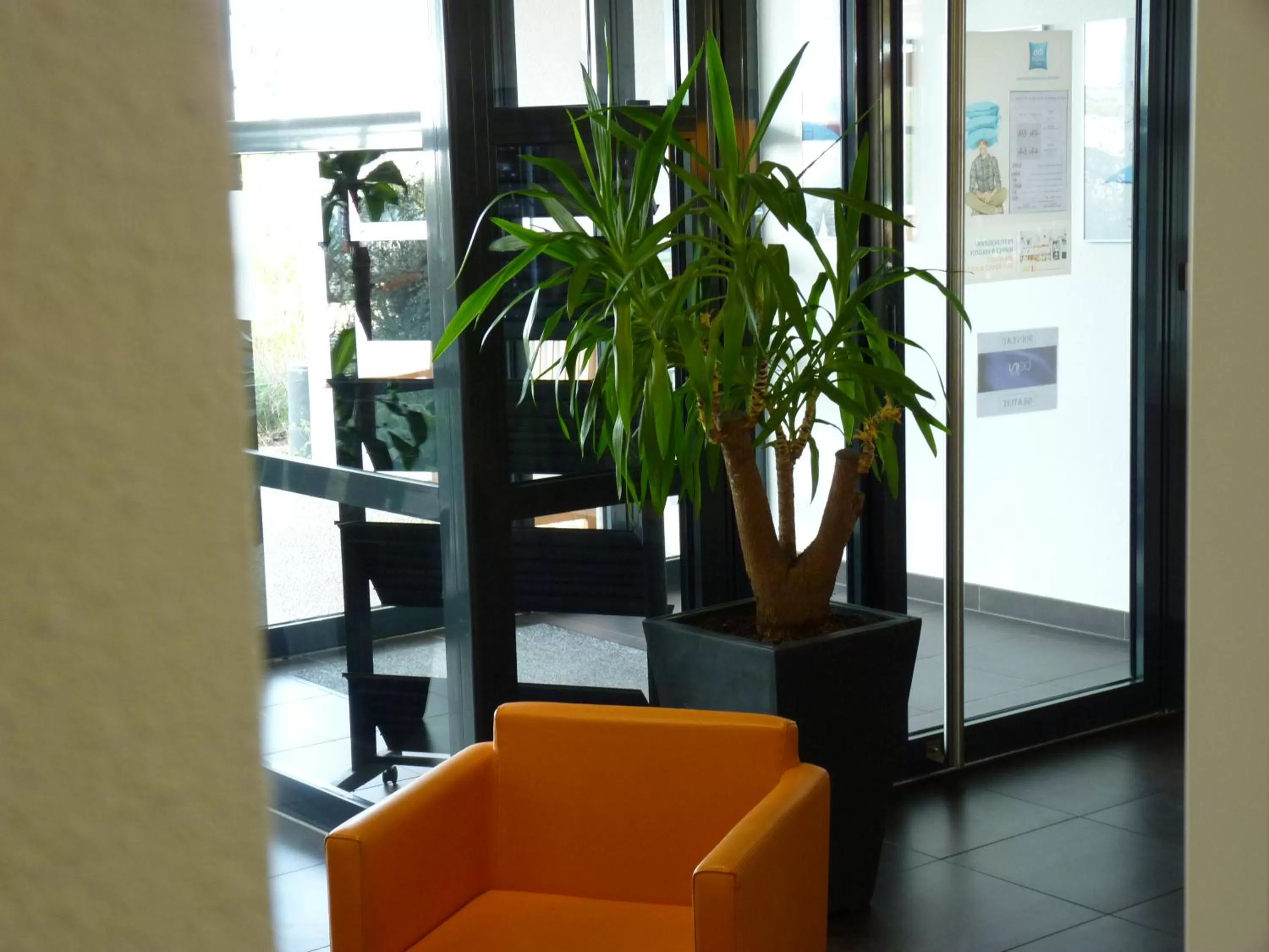 Communal lounge/ TV room in Ibis Budget Roanne Hôtel